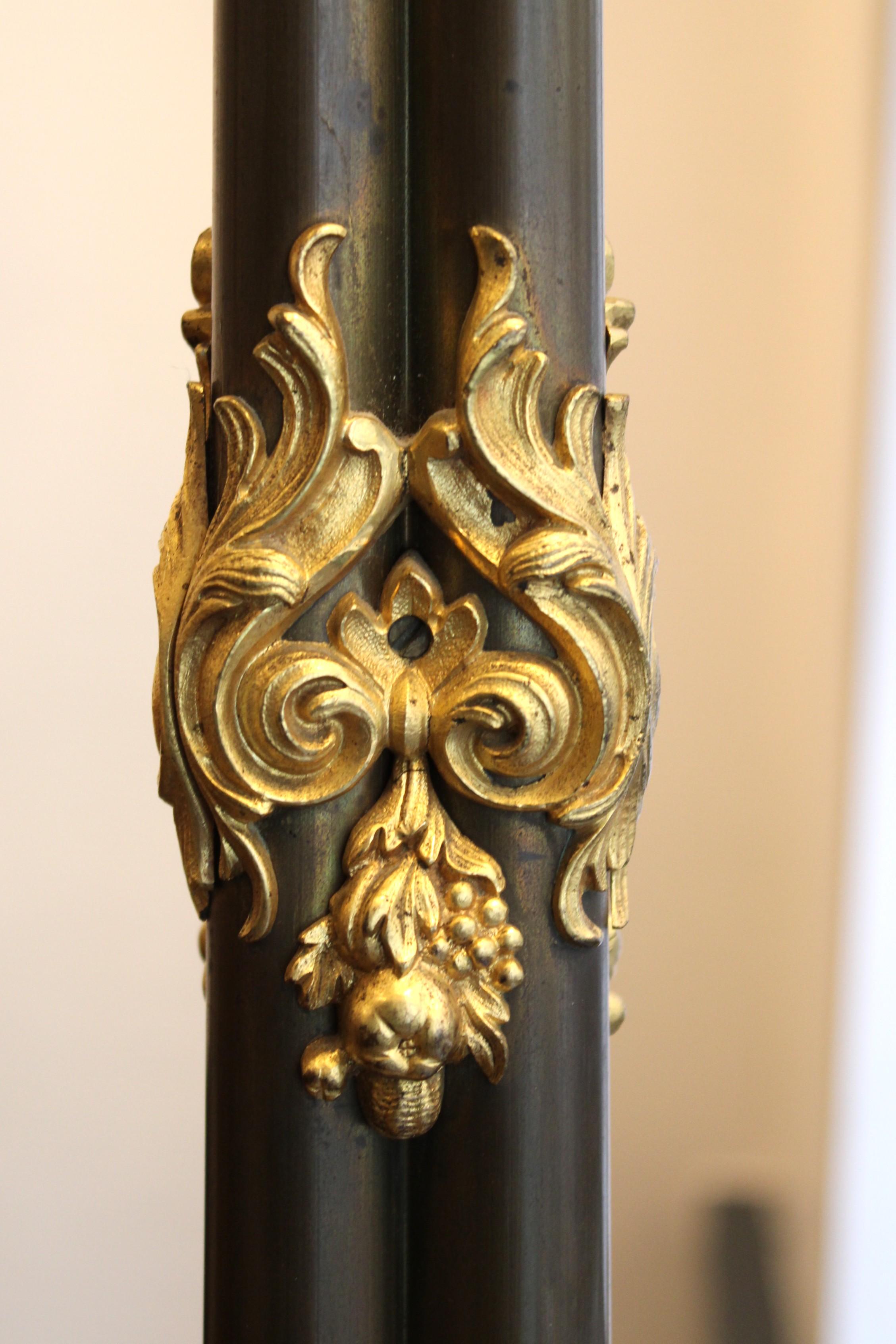 Coppia di candelabri a 6 luci in bronzo dorato, XIX secolo In condizioni buone in vendita a Paris, FR