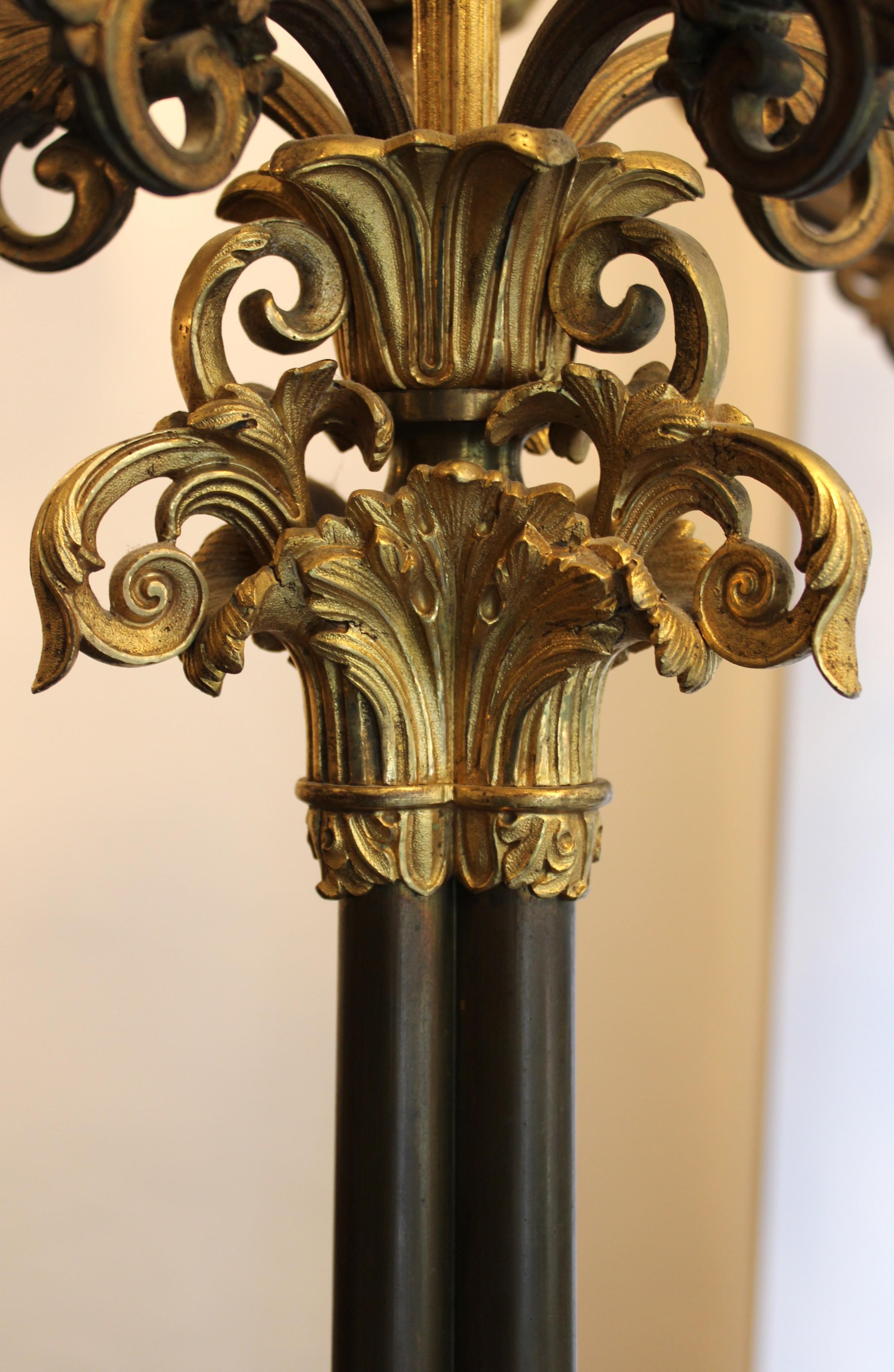 Bronzo Coppia di candelabri a 6 luci in bronzo dorato, XIX secolo in vendita