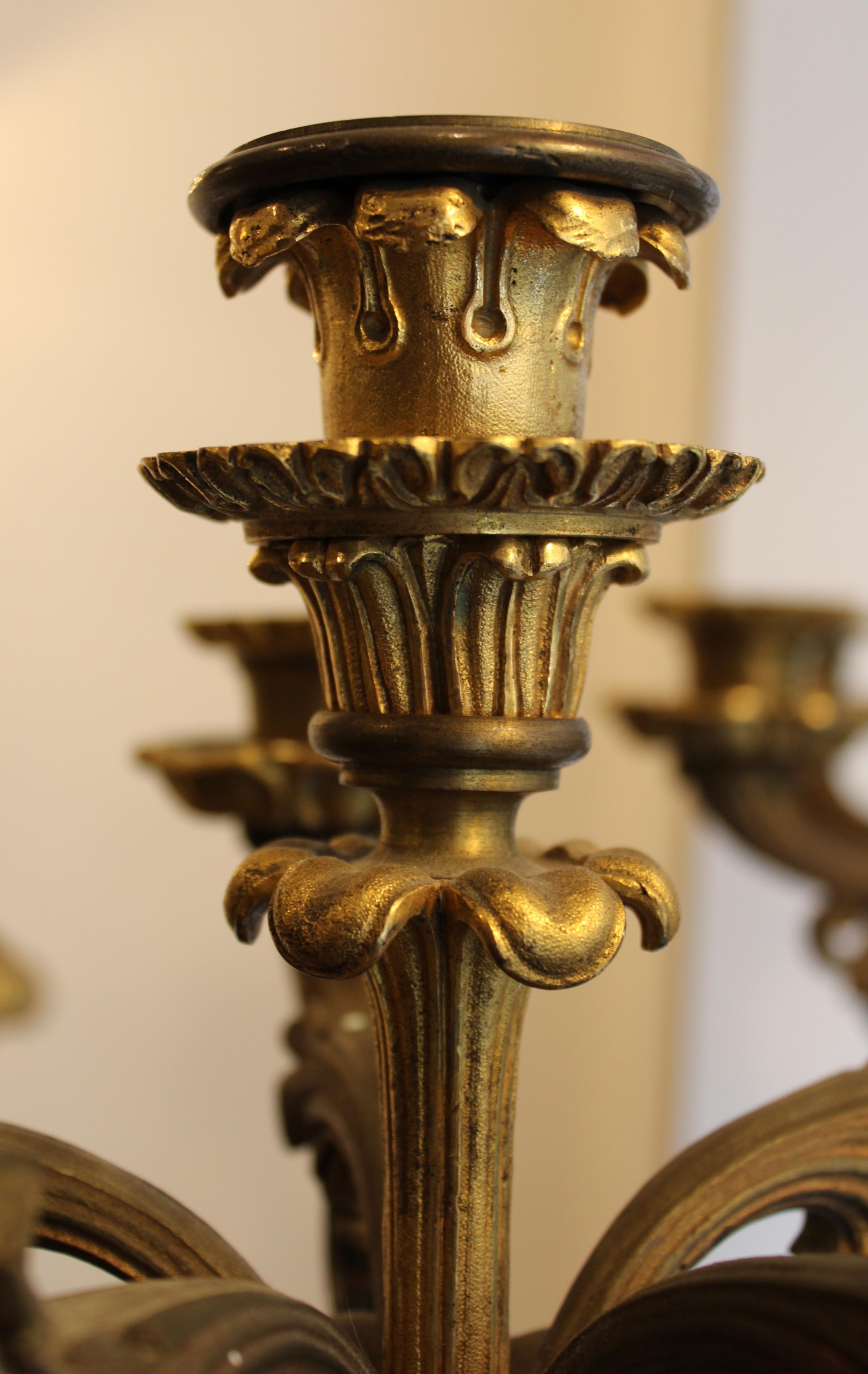 Coppia di candelabri a 6 luci in bronzo dorato, XIX secolo in vendita 1