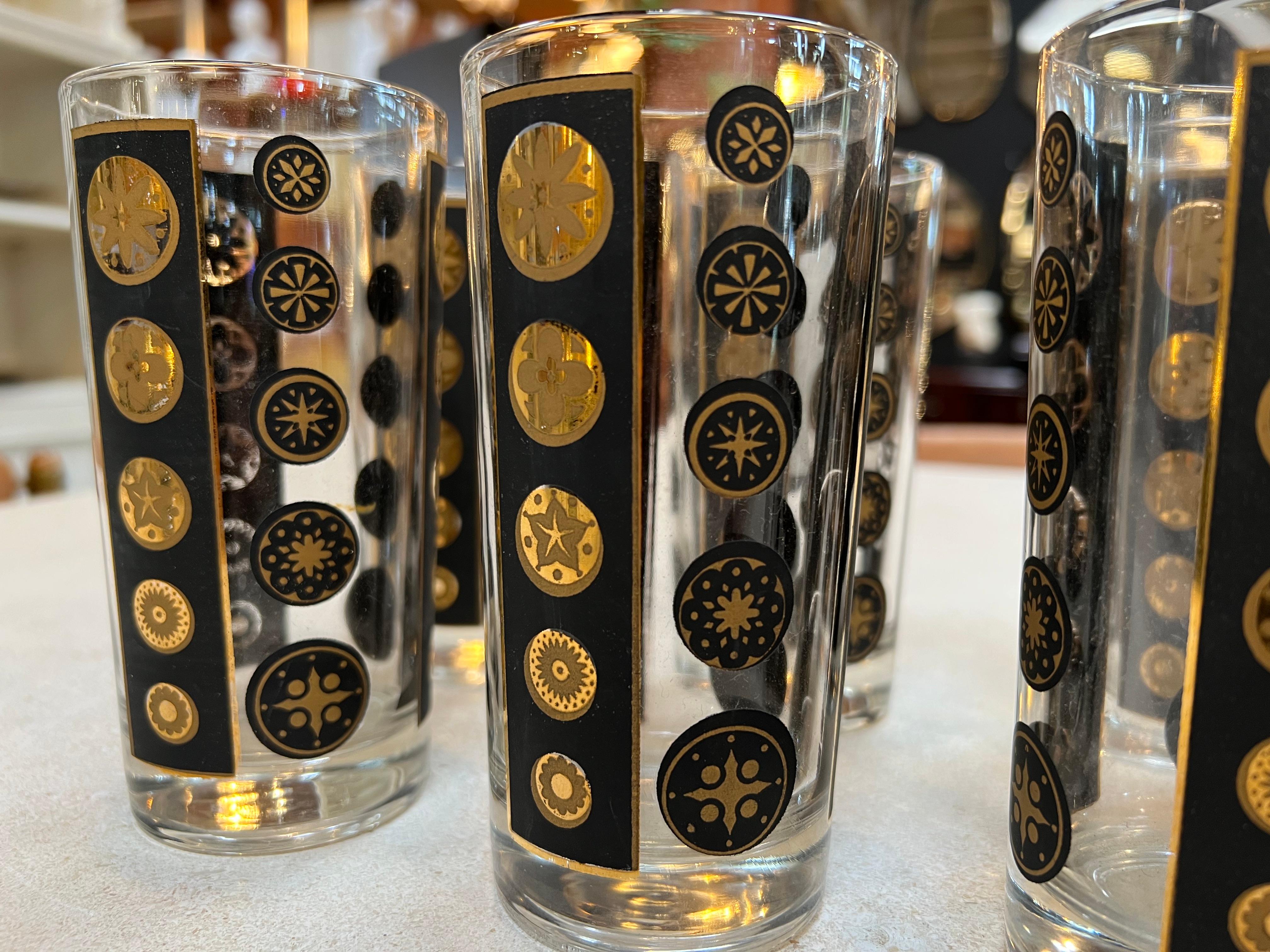 Entdecken Sie ein fesselndes Paar von 6 hohen Gläsern im Fornasetti-Stil aus den 1980er Jahren. Diese eleganten Glaskörper verkörpern die Essenz des italienischen Designs und strahlen den zeitlosen Charme von Fornasetti aus. Sie sind groß und