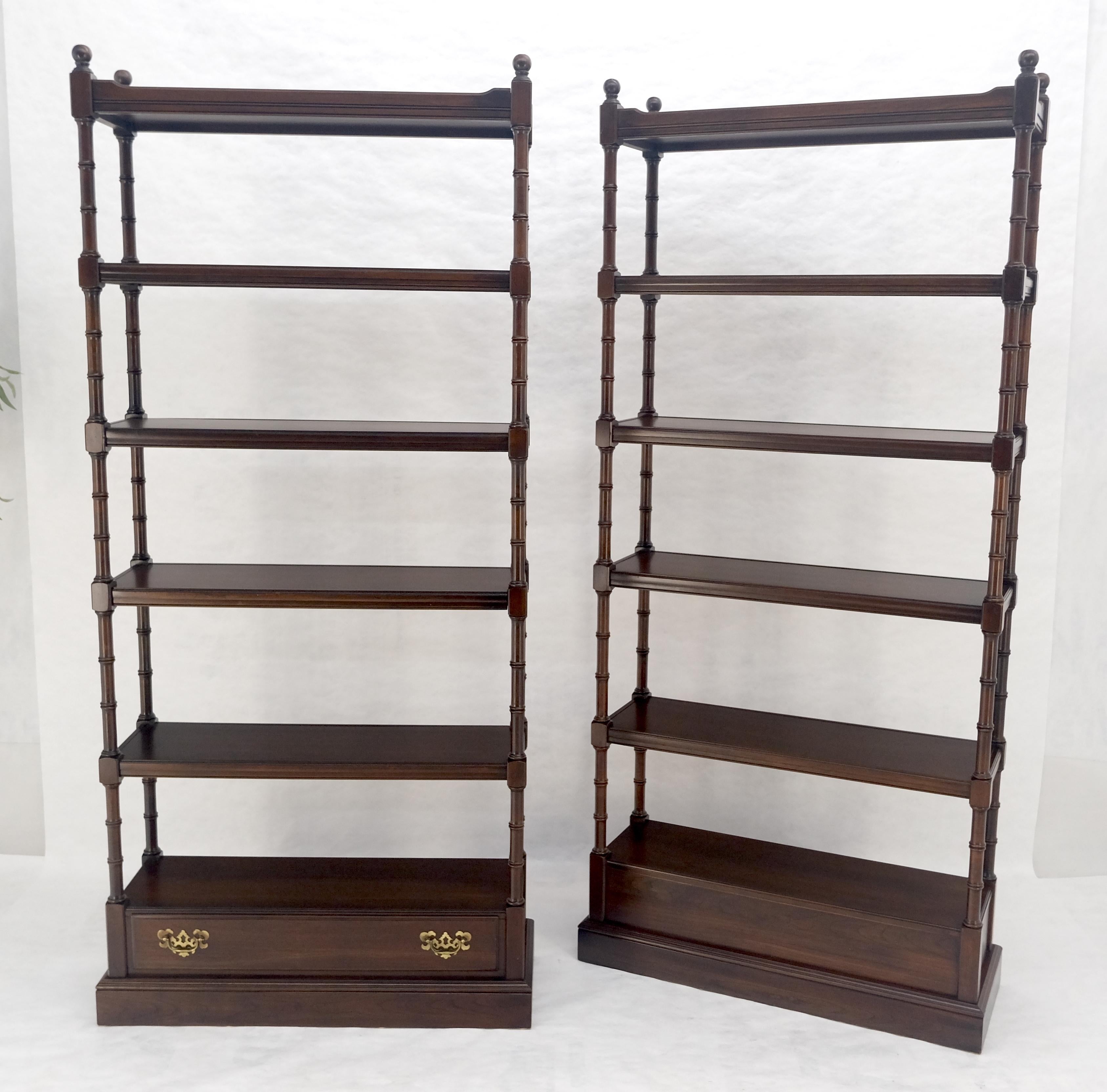 Coppia di librerie a 6 piani in finto bambù con cassetto inferiore in ciliegio, con terminali a sfera rotondi in vendita 4