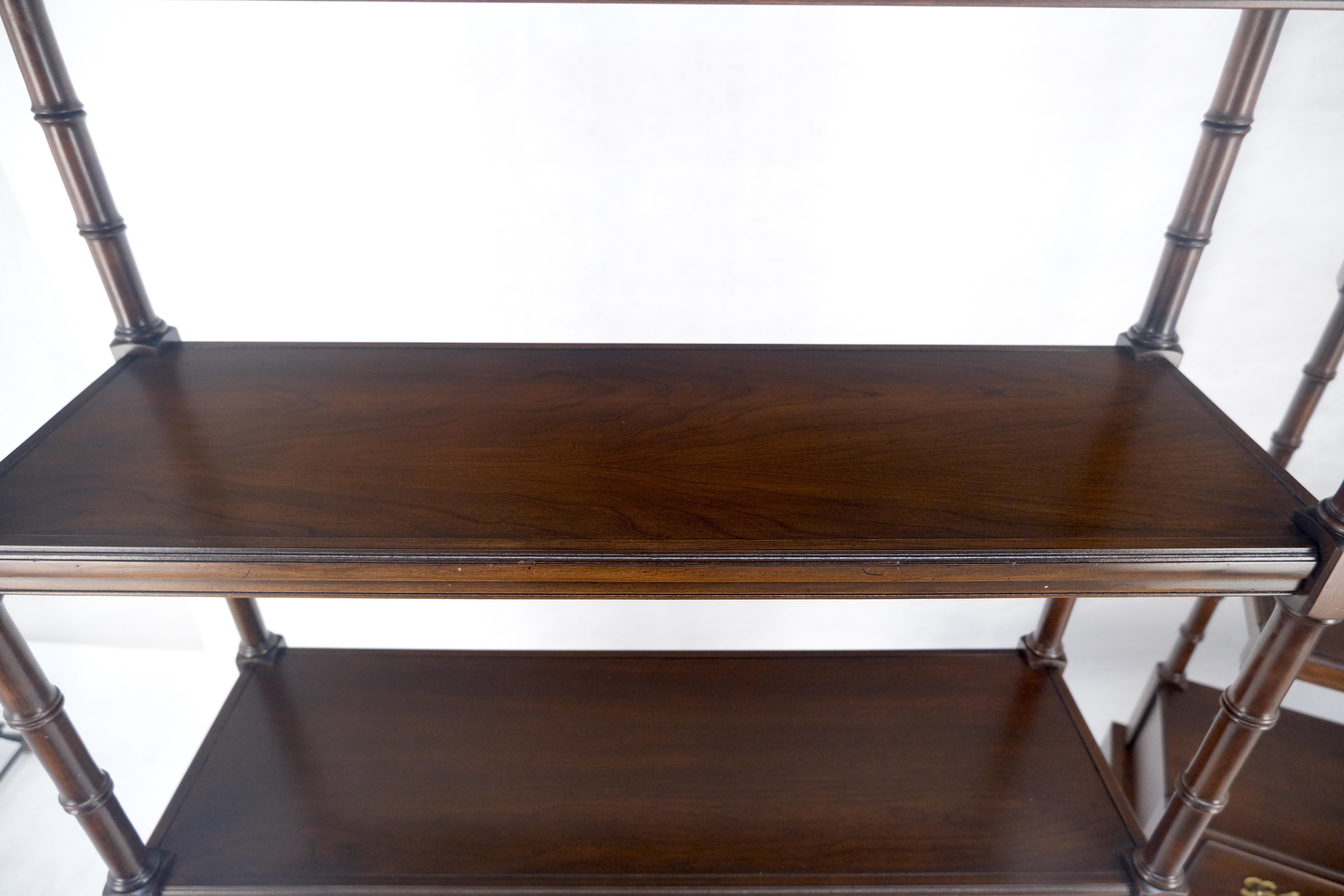 Coppia di librerie a 6 piani in finto bambù con cassetto inferiore in ciliegio, con terminali a sfera rotondi in vendita 5