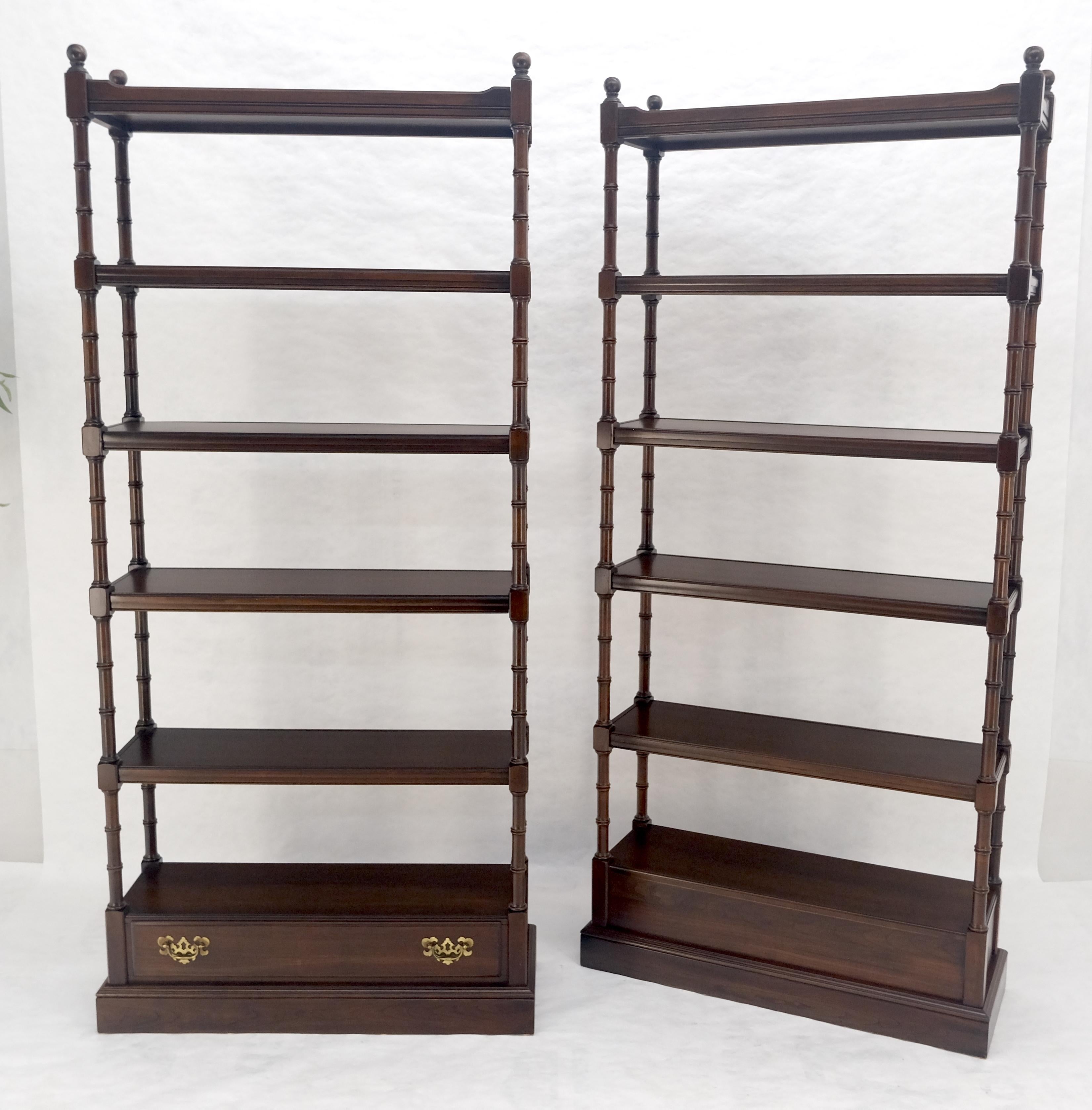 Coppia di librerie a 6 piani in finto bambù con cassetto inferiore in ciliegio, con terminali a sfera rotondi in vendita 6