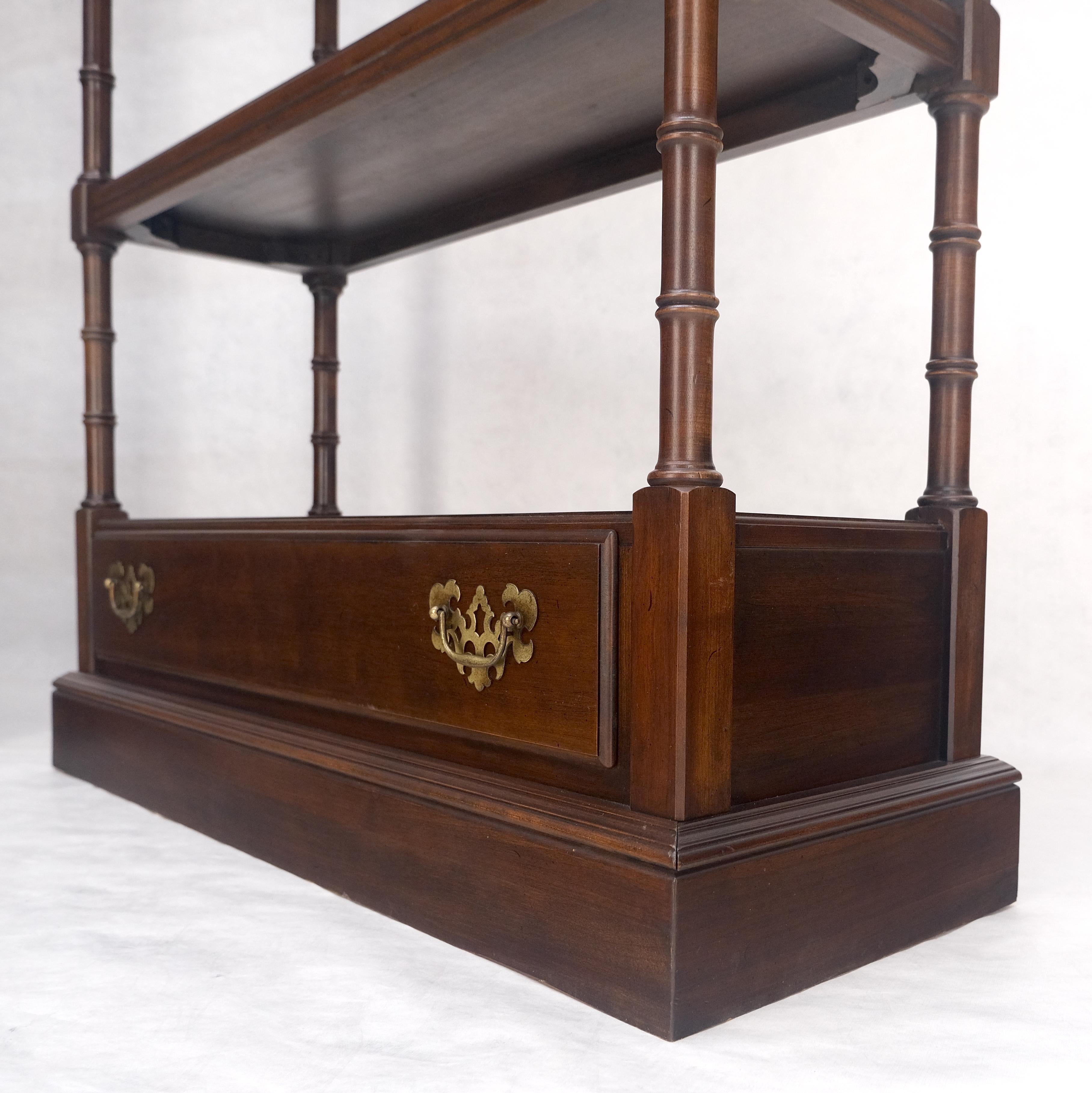 Federale Coppia di librerie a 6 piani in finto bambù con cassetto inferiore in ciliegio, con terminali a sfera rotondi in vendita