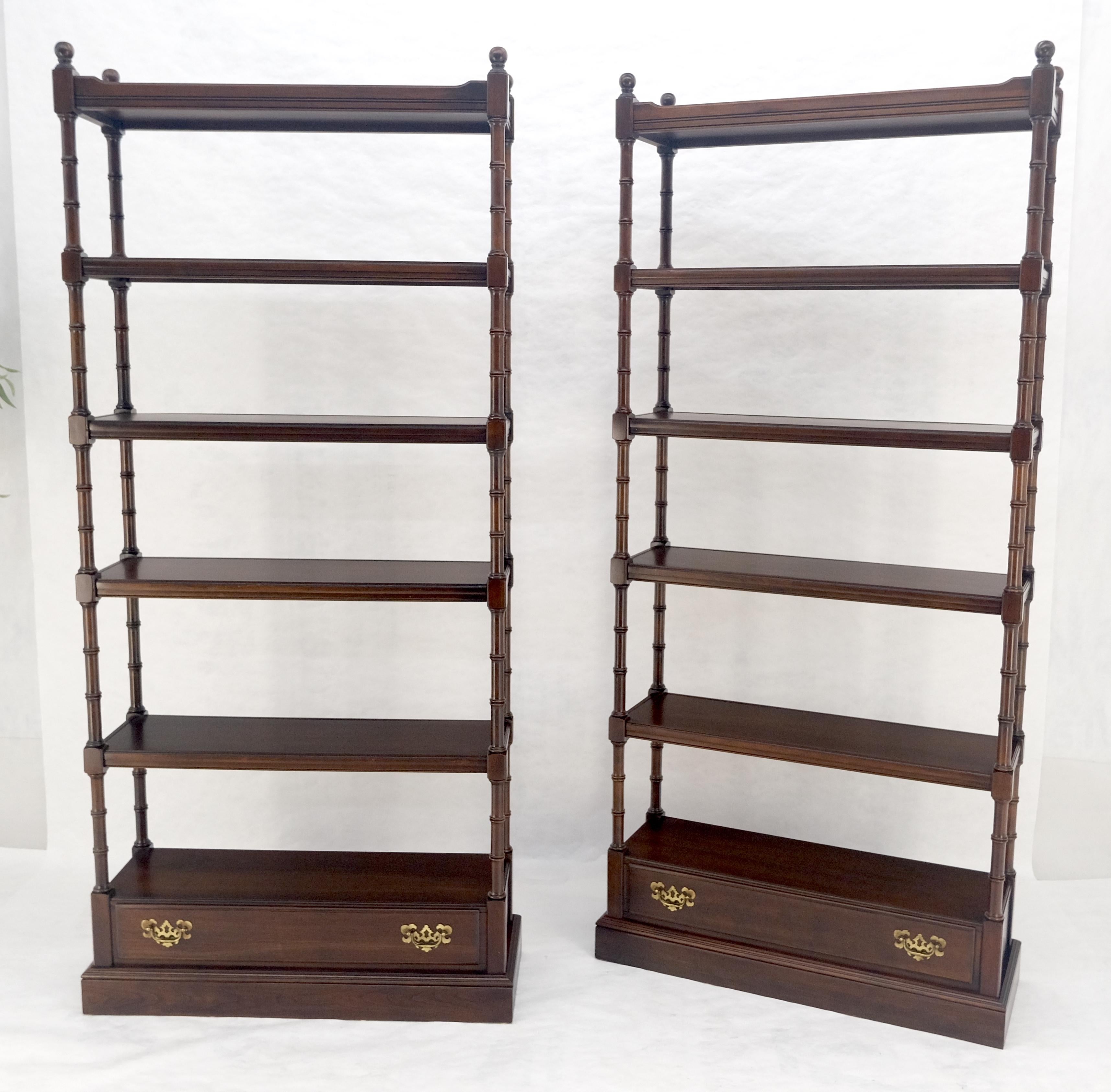 Americano Coppia di librerie a 6 piani in finto bambù con cassetto inferiore in ciliegio, con terminali a sfera rotondi in vendita