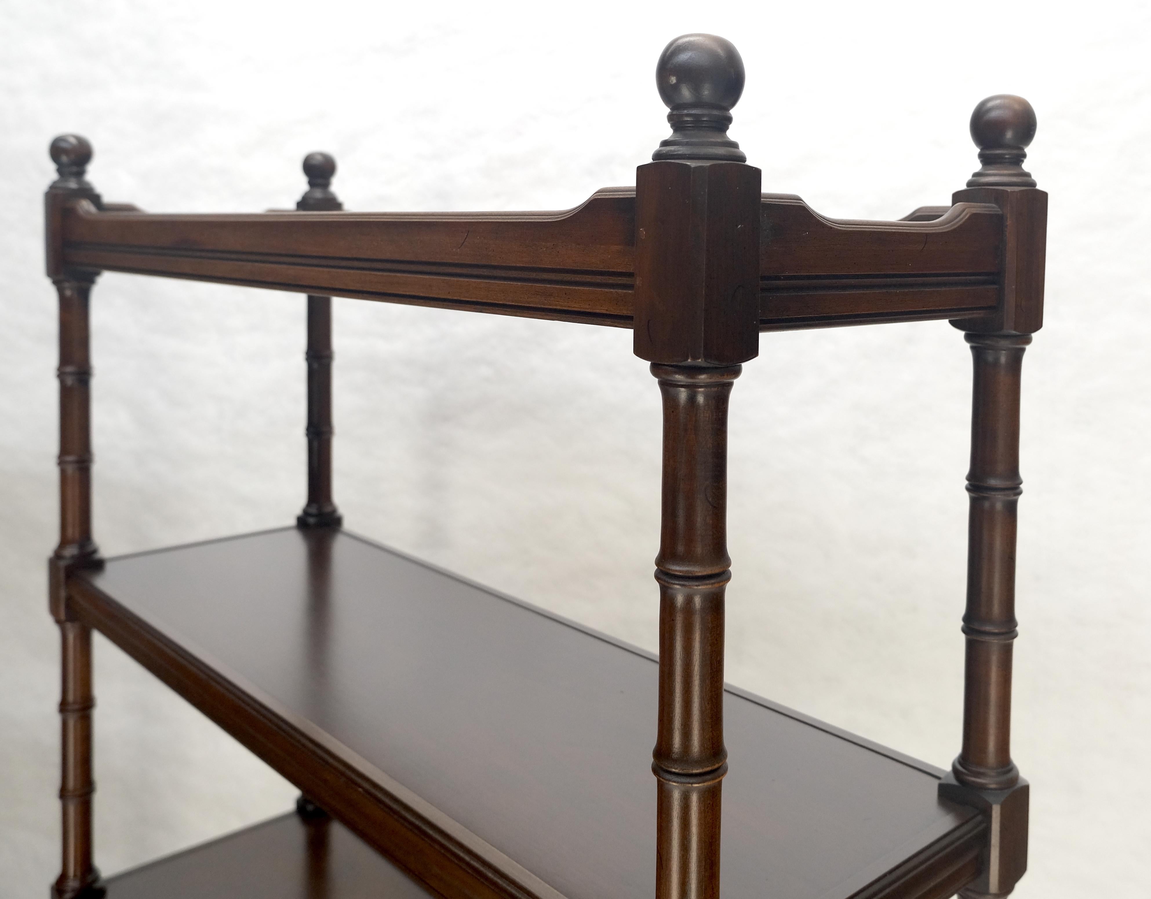 Ciliegio Coppia di librerie a 6 piani in finto bambù con cassetto inferiore in ciliegio, con terminali a sfera rotondi in vendita