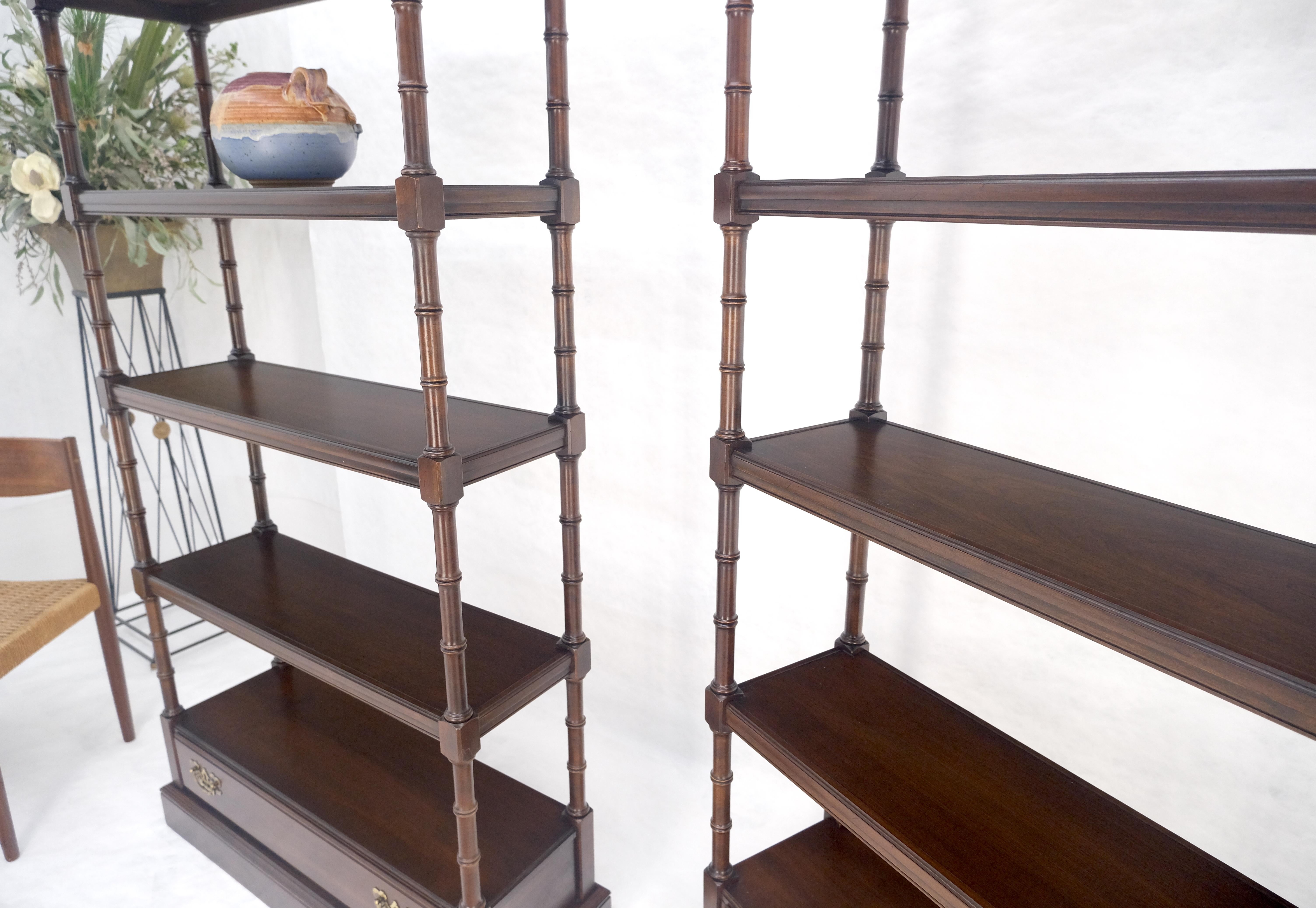 Coppia di librerie a 6 piani in finto bambù con cassetto inferiore in ciliegio, con terminali a sfera rotondi in vendita 1