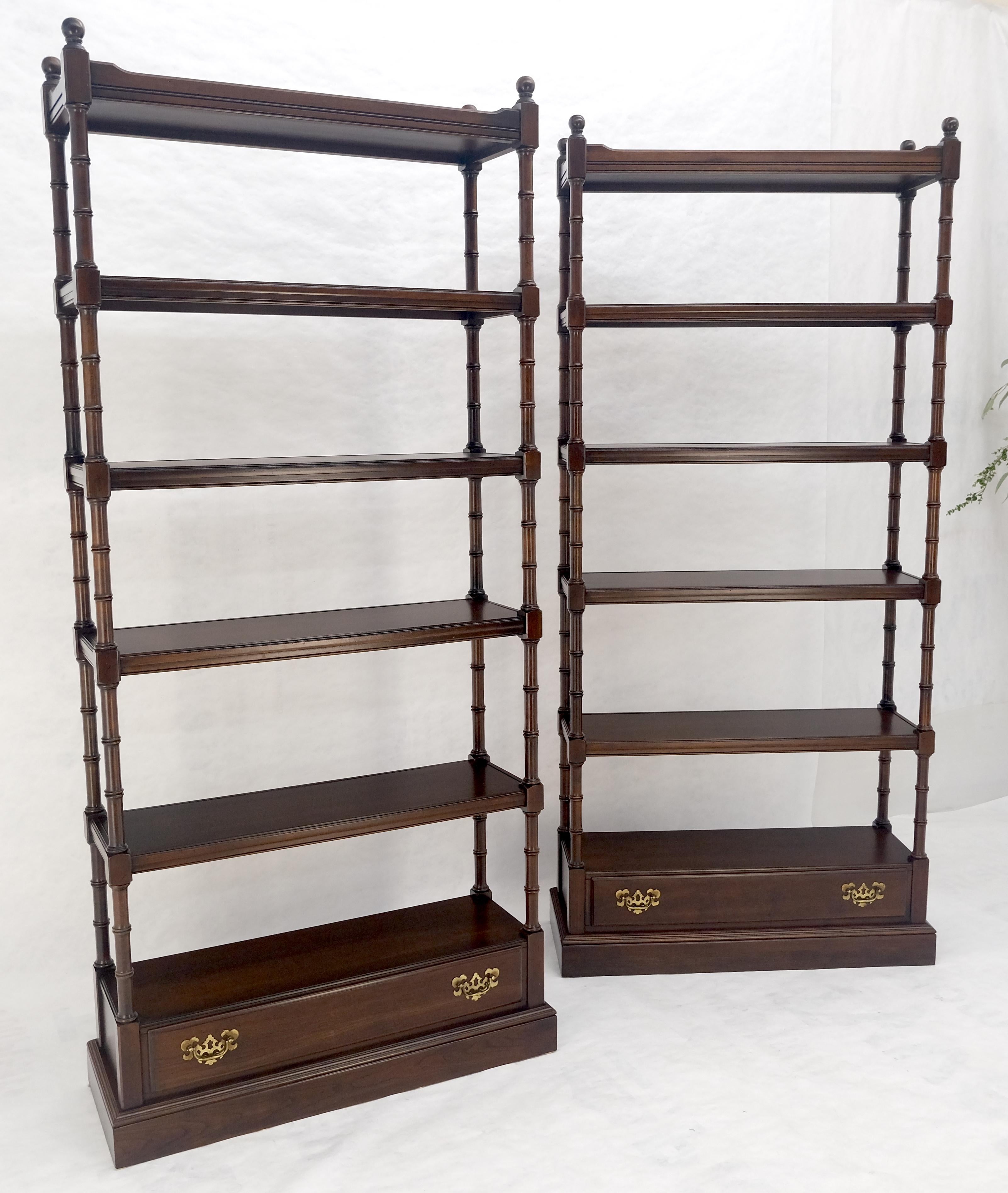 Coppia di librerie a 6 piani in finto bambù con cassetto inferiore in ciliegio, con terminali a sfera rotondi in vendita 2