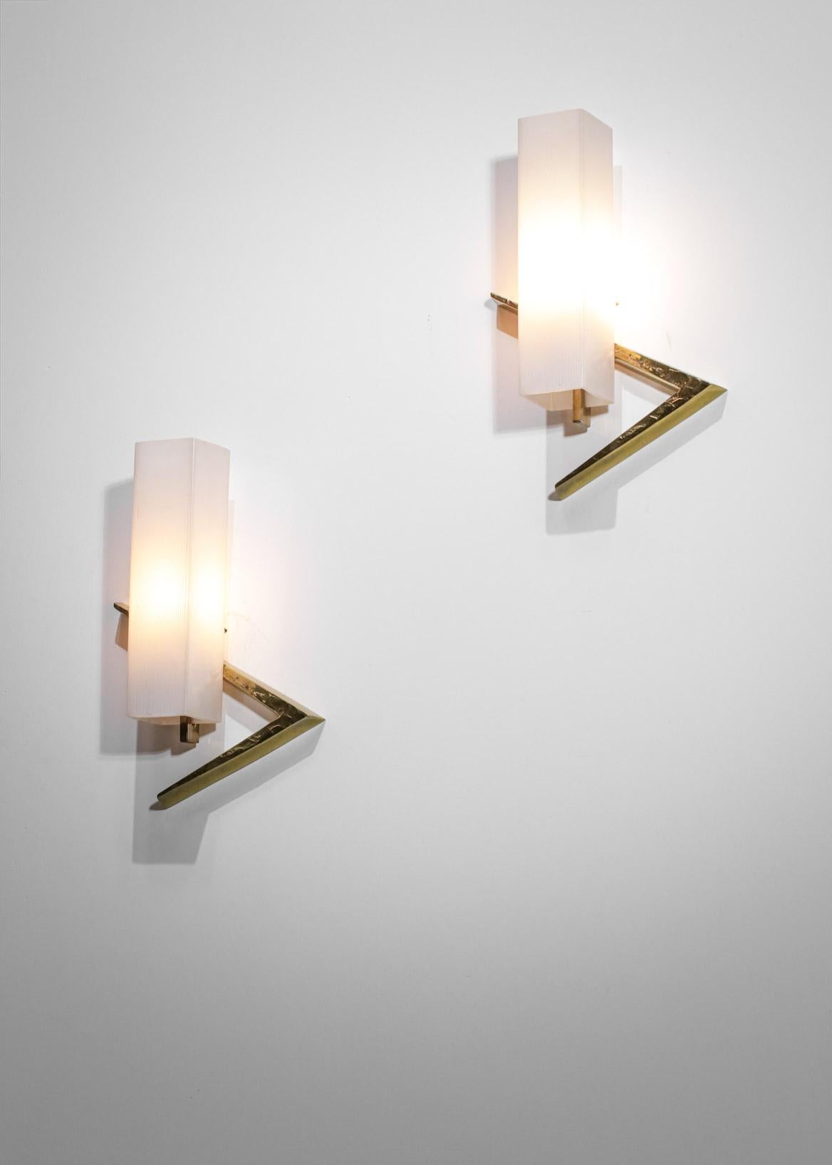 Pair of wall lamps from the 60's edited by Arlus. Very nice geometrical aspect with a gilded bronze structure with hammered effect and white rectangular opaline shades with square section. Recommended E14 bulbs, nice vintage condition, to note