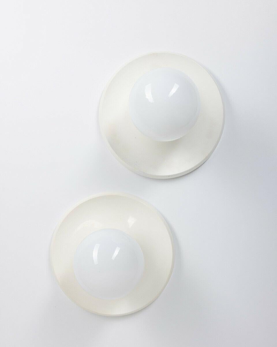 Pair of ceiling lamps in white enamelled metal and glass sphere lampshade.
Light Ball model, design Achille Castiglioni for Flos, 1960s.

Condition: In good condition, working, it shows signs of wear visible in the photos.

Dimensions: Height