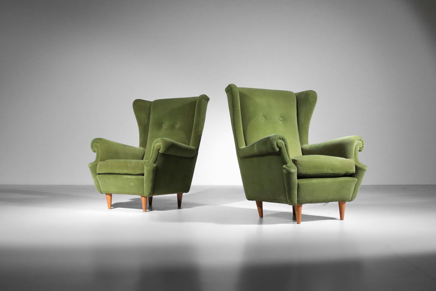 Pareja de sillones italianos de los años 60. Conjunto de sillones de terciopelo verde (tejido original) y patas de roble macizo, obra del gusto de Gio Ponti.  Bonito estado vintage, con rastros de uso, tiempo y arañazos en la tela (ver fotos).