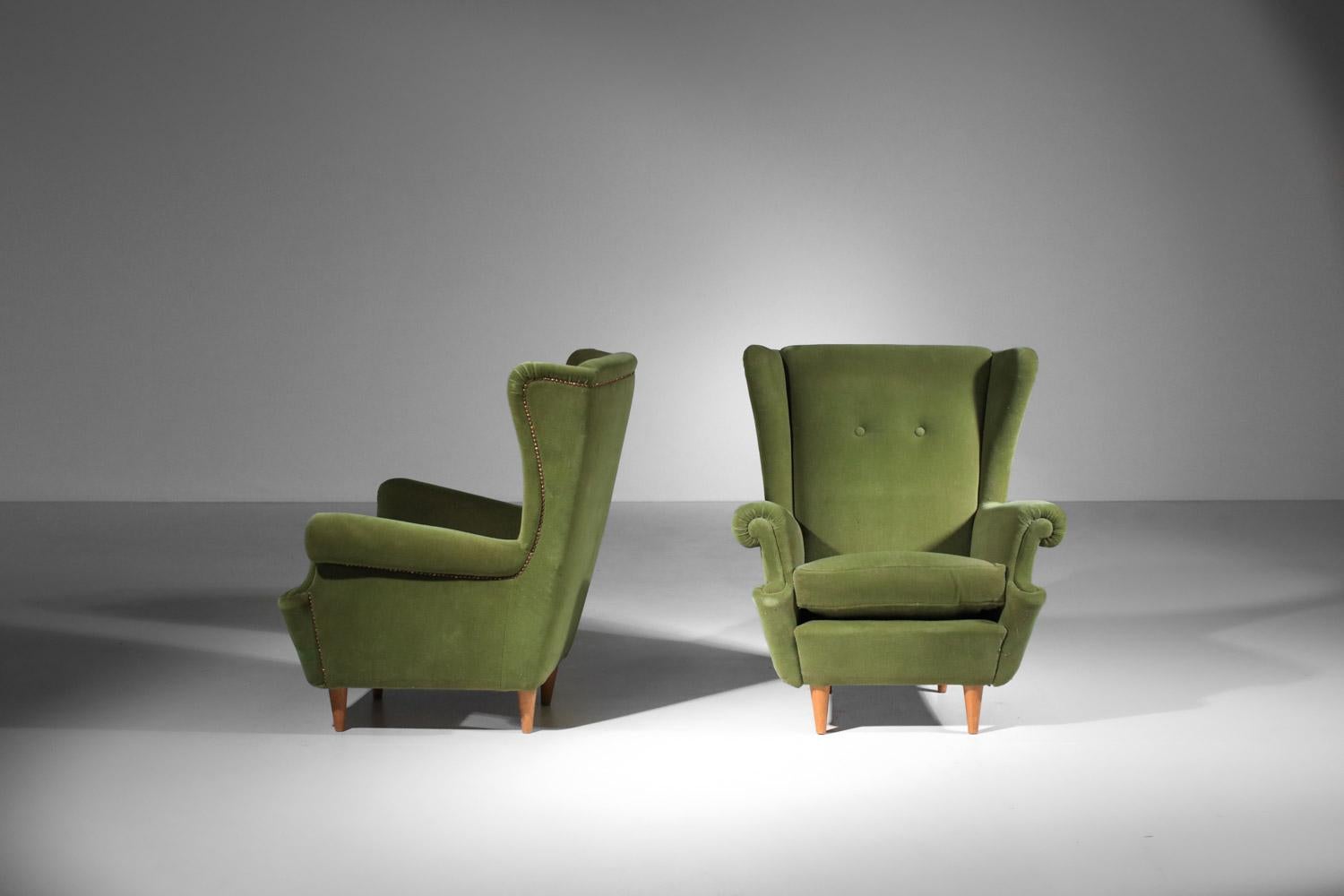Pareja de sillones italianos de los años 60 de estilo Gio Ponti en terciopelo mediados del siglo XX en venta