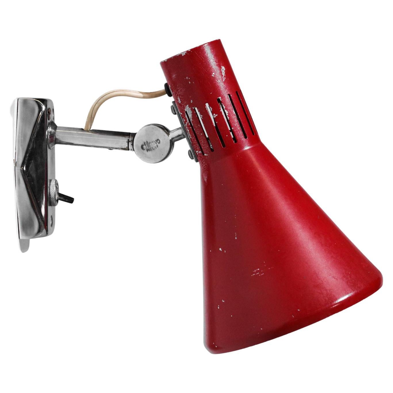 Wall lamp from the 60's made by the famous Italian company Stilnovo. Chromed steel structure and red lacquered metal diffusers, original paint. Nice vintage condition, some traces of use and small holes (see pictures). Led bulbs recommended.
 