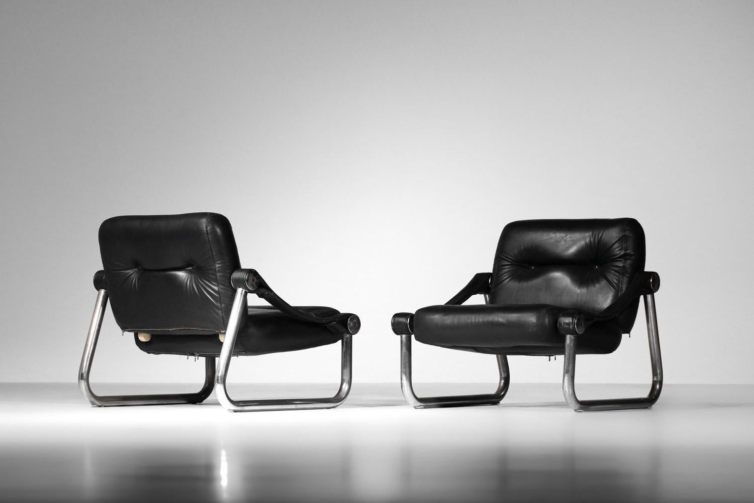 Paar Sessel aus Leder und verchromtem Stahlrohr aus den 60er Jahren (Französisch) im Angebot