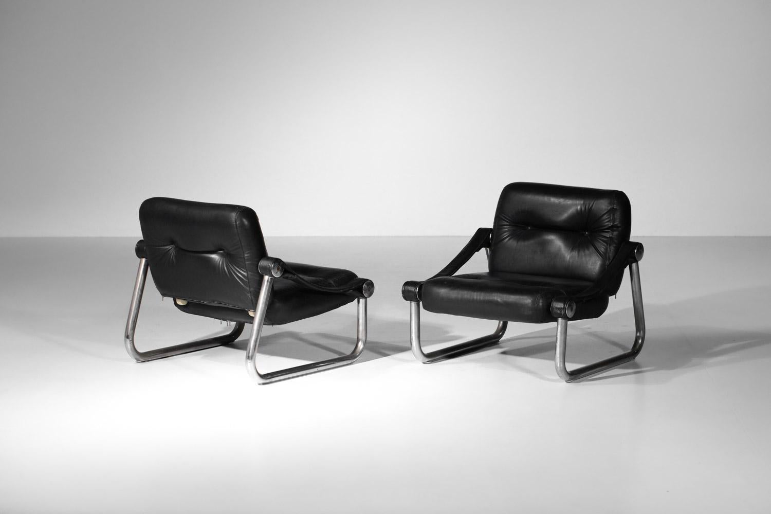 Pair of 60's leather and chromed tubular steel armchairs In Fair Condition For Sale In Lyon, FR