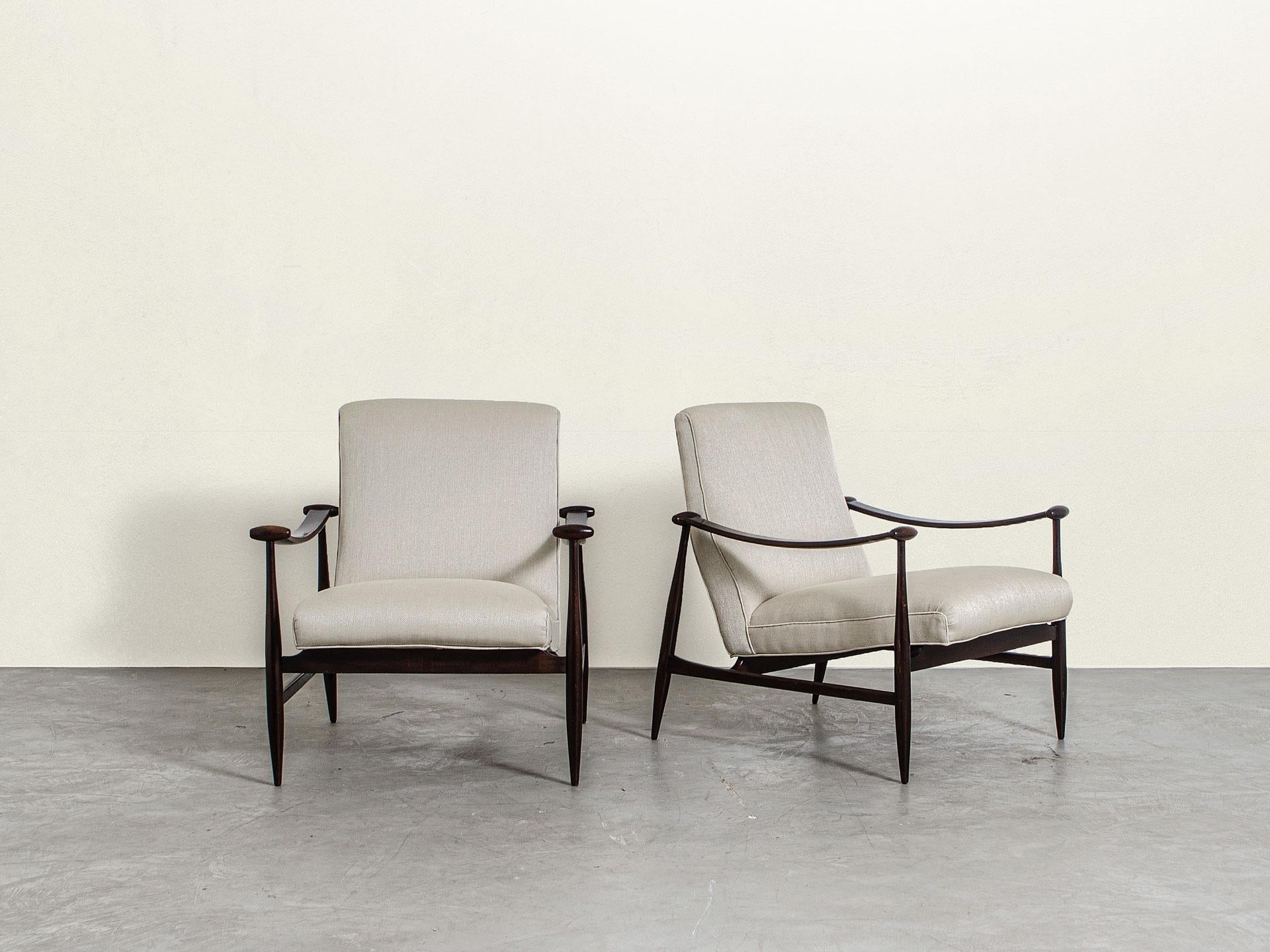 This beautiful pair of armchairs were made of Brazilian hardwood in the 60s by Liceu de Artes & Ofícios. The elegant curved lines of the arms and legs combined with a very comfortable seat and backrest structure result in a unique design. 

The