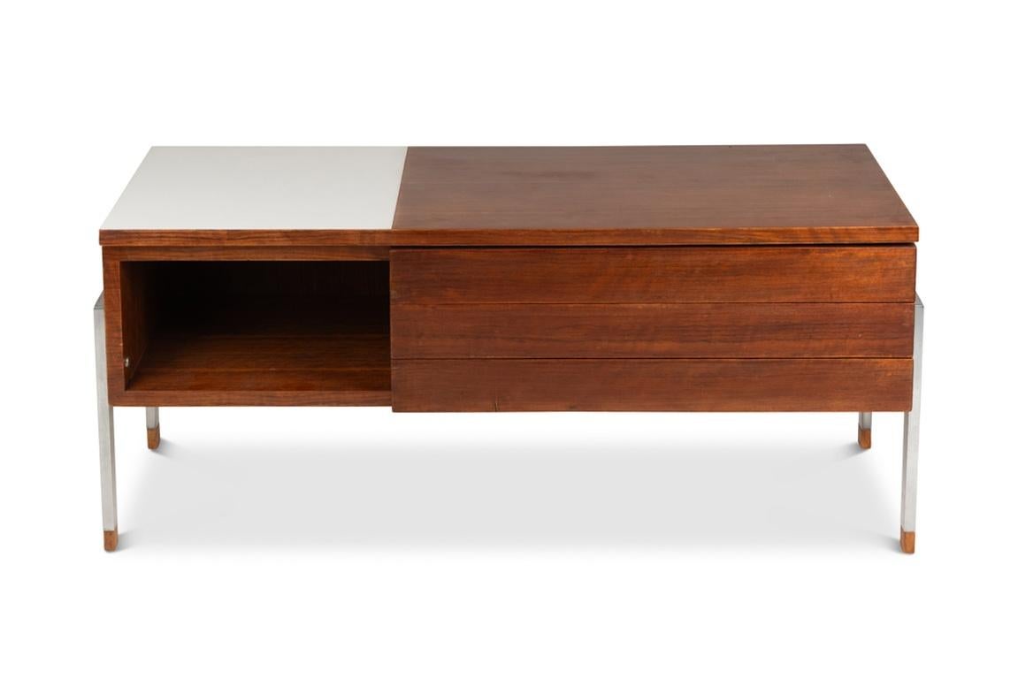 Coppia di cassettiere basse in teak e melamina bianca, 3 cassetti e armadietto sul davanti, base in metallo, scarpa in legno.

Opere francesi degli anni '60

Dimensioni: H 45  x W 103,5  x D A. 40  cm

Riferimento: LS6495708M