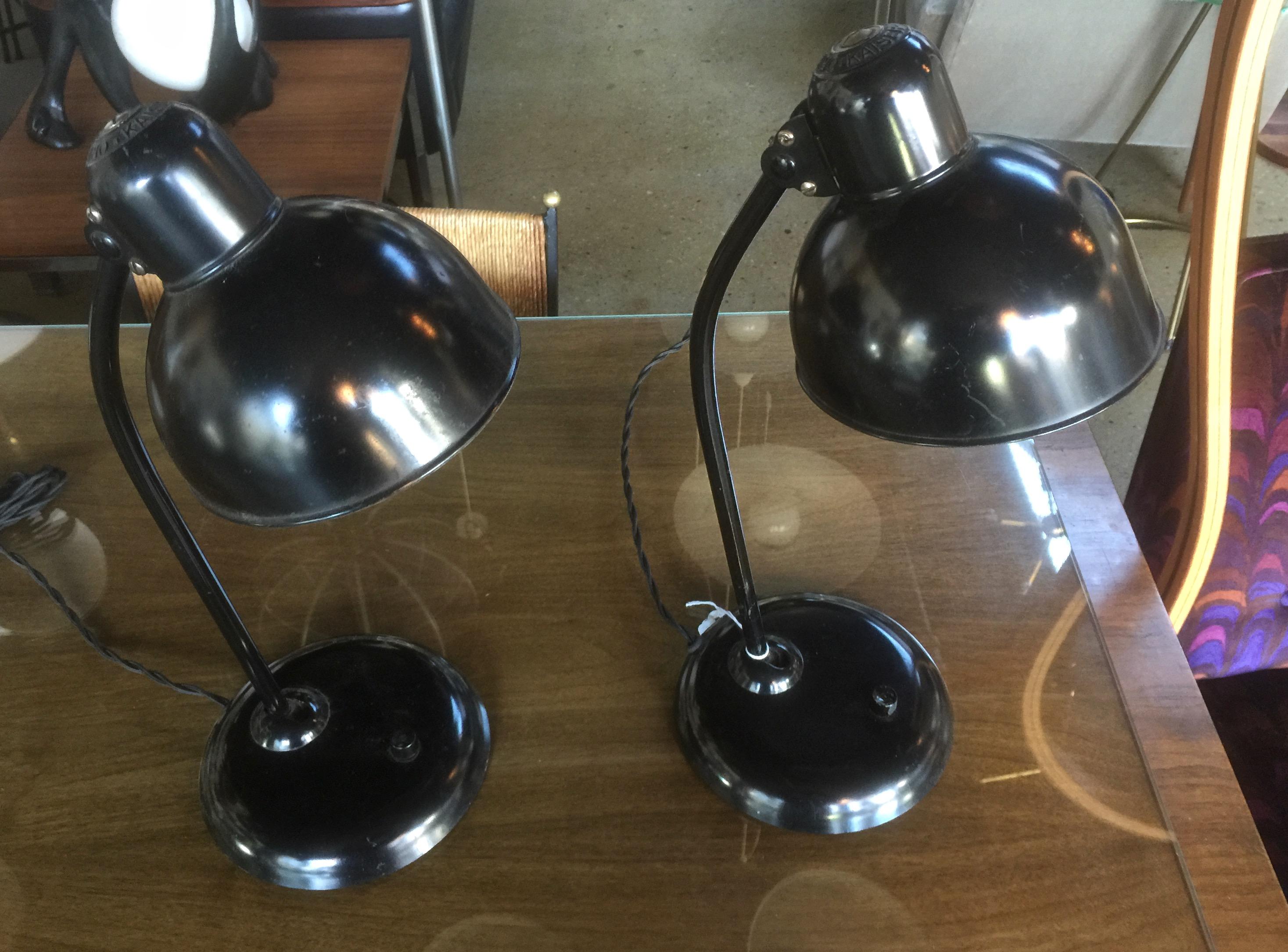 Ein Paar schwarze Schreibtischlampen von Christian Dell für Kaiser „Idell“ #6556, 1930er Jahre (Moderne der Mitte des Jahrhunderts) im Angebot