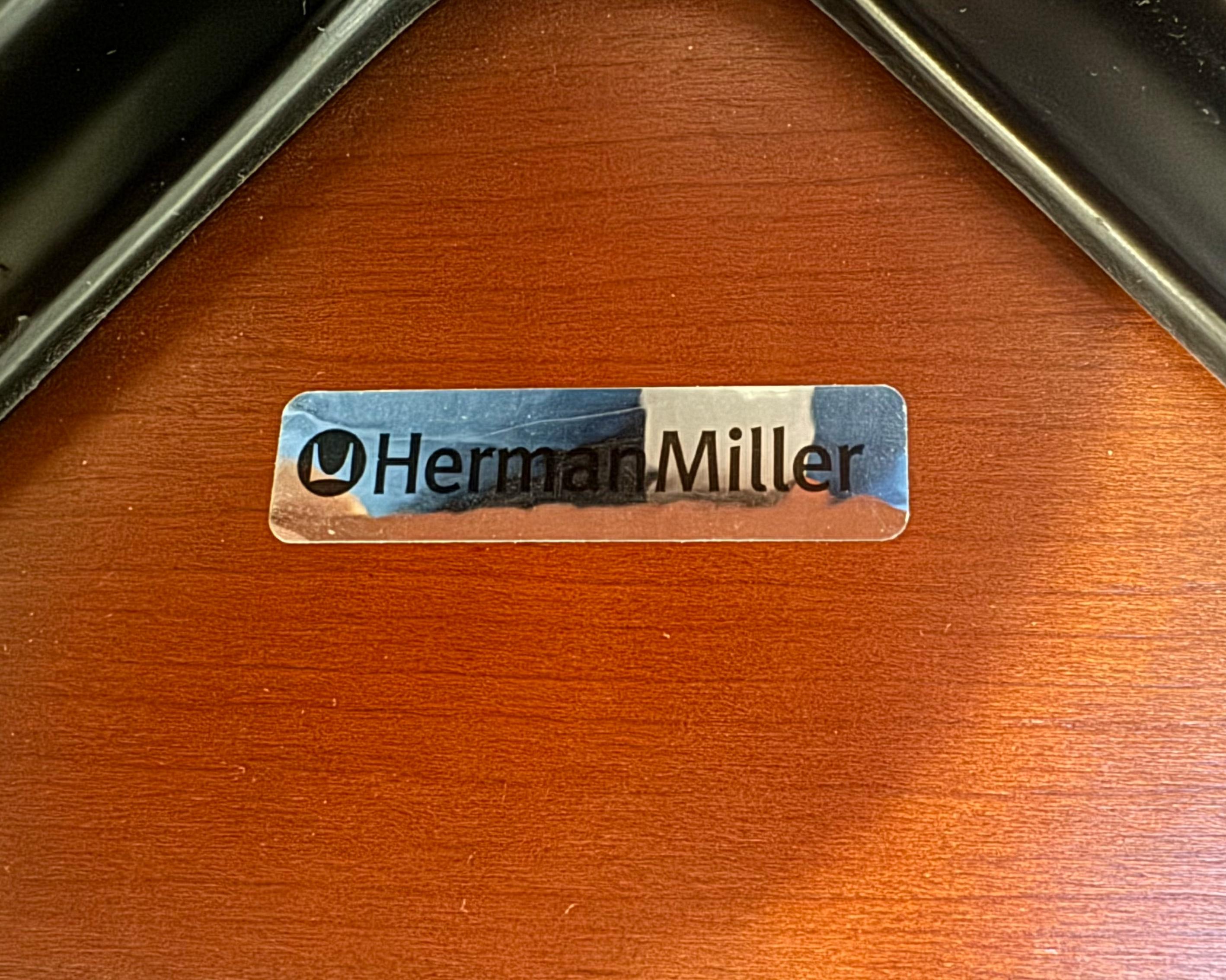 Pair of 670 Lounge Chairs by Charles Eames for Herman Miller In Good Condition In New York, NY