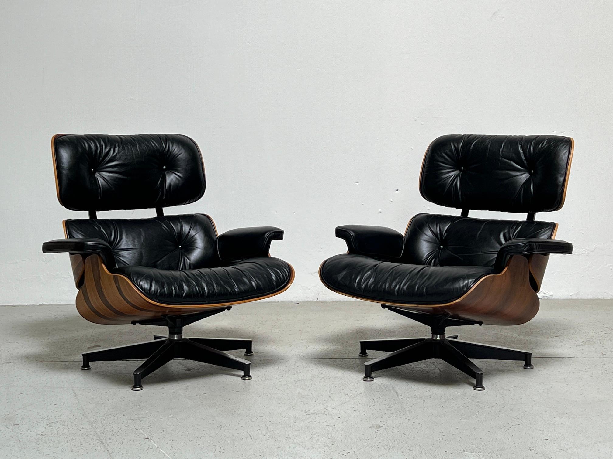 Cuir Paire de fauteuils de salon de 670 par Charles Eames pour Herman Miller en vente