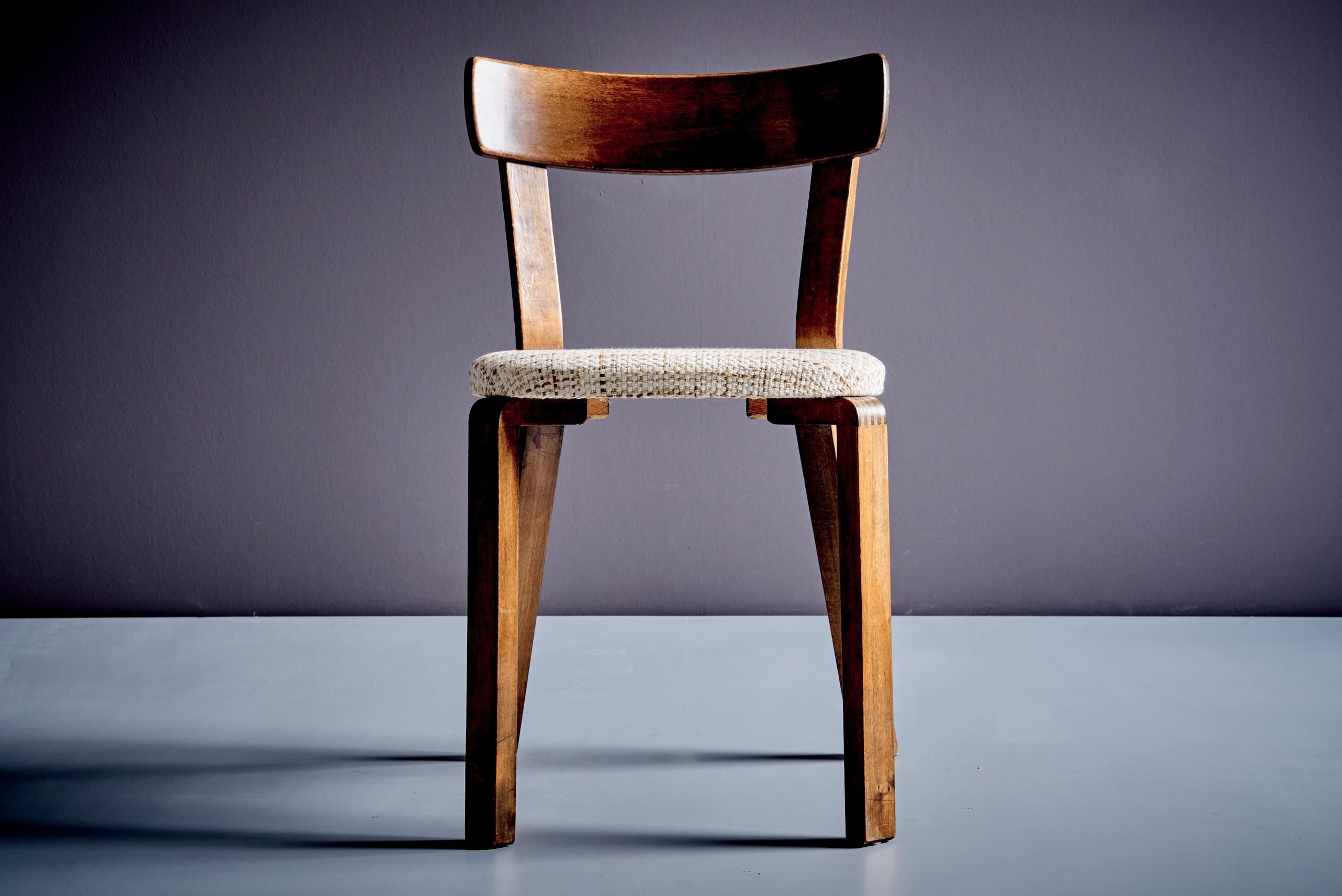 Mid-Century Modern Pair of 69 chairs for Artek, by Aalvar Aalto For Sale