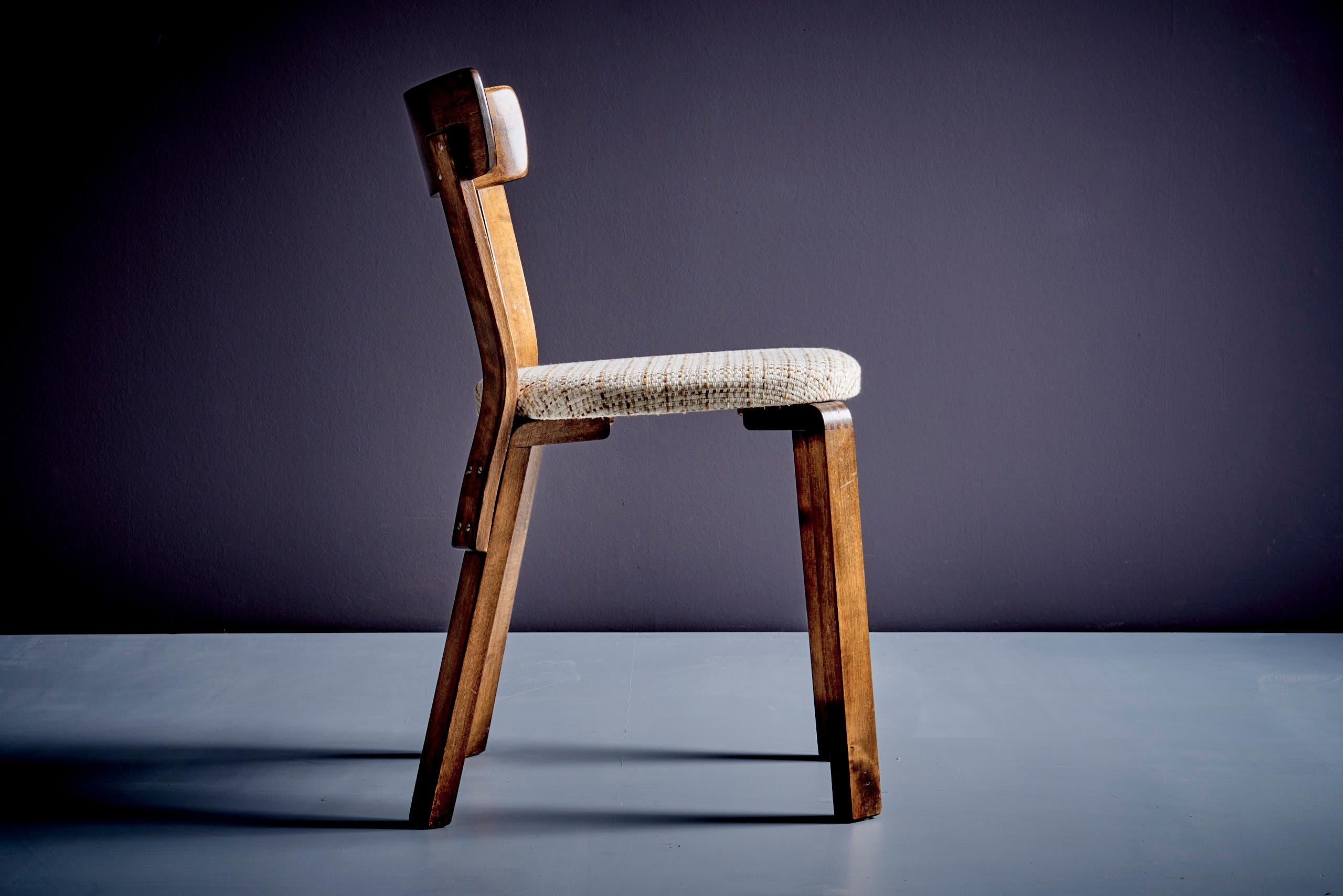 Finnish Pair of 69 chairs for Artek, by Aalvar Aalto For Sale