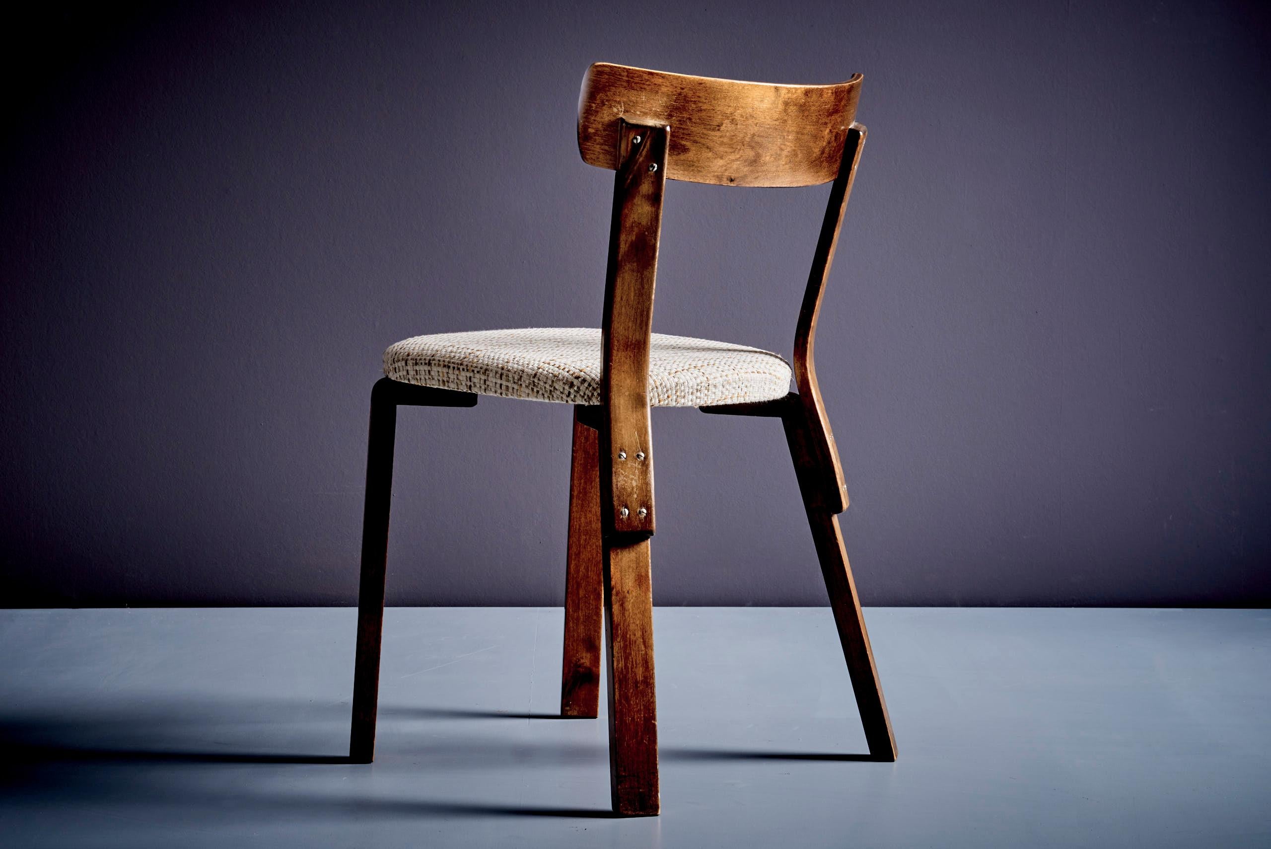 Pair of 69 chairs for Artek, by Aalvar Aalto In Good Condition For Sale In Berlin, DE