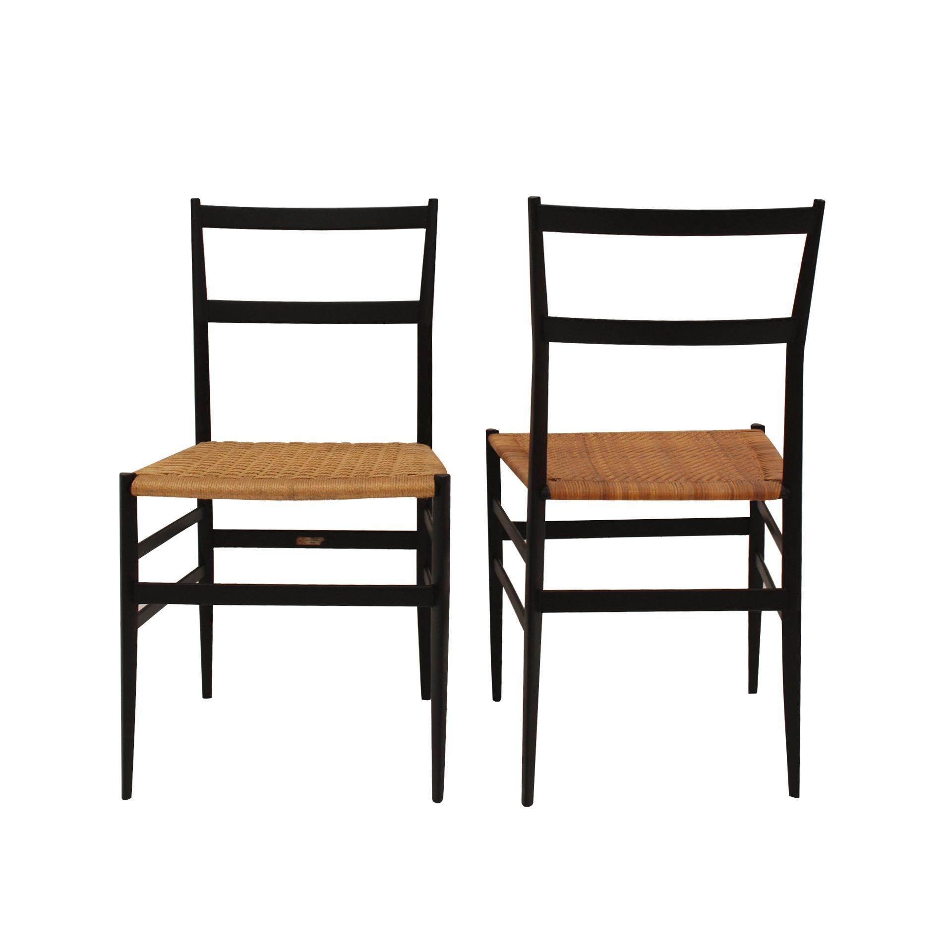 Coppia di sedie Superleggera disegnate da Gio Ponti per Figli di Amadeo Cassina. Realizzato in legno massiccio di frassino e rattan. Italia, 1957. La sfida costruttiva sta nella sezione triangolare delle gambe, che misurano solo 18 millimetri, con