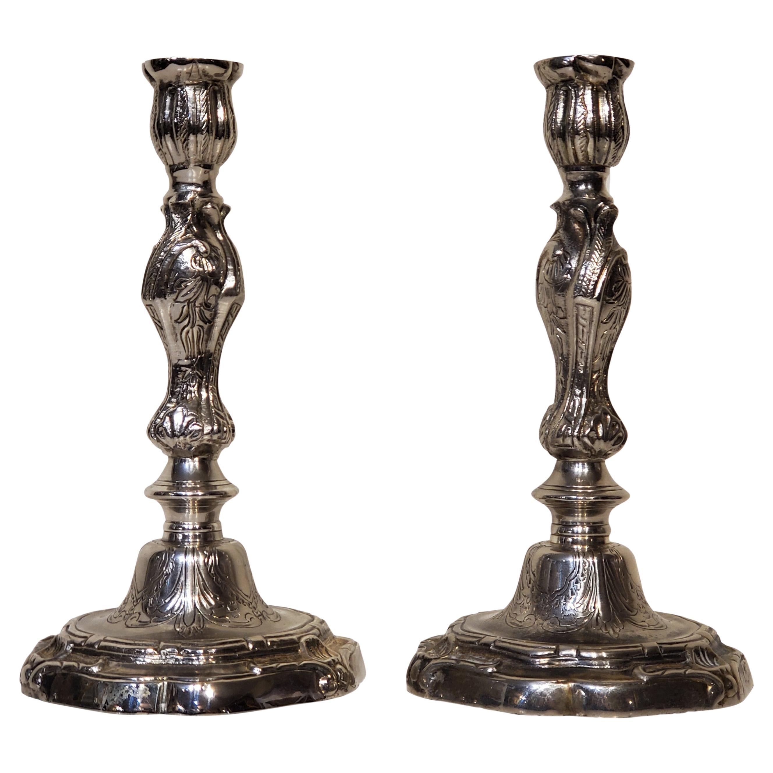 Paire de chandeliers en métal argenté de style Louis XV de 6 x 10 cm en vente