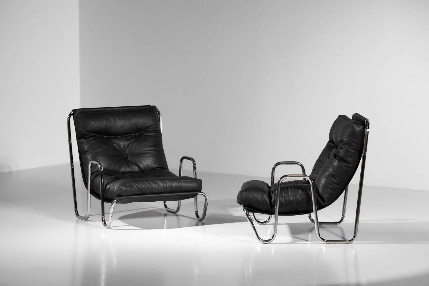 Pair of 70s armchairs in chromed steel tubes and black leather design 1970 For Sale 3