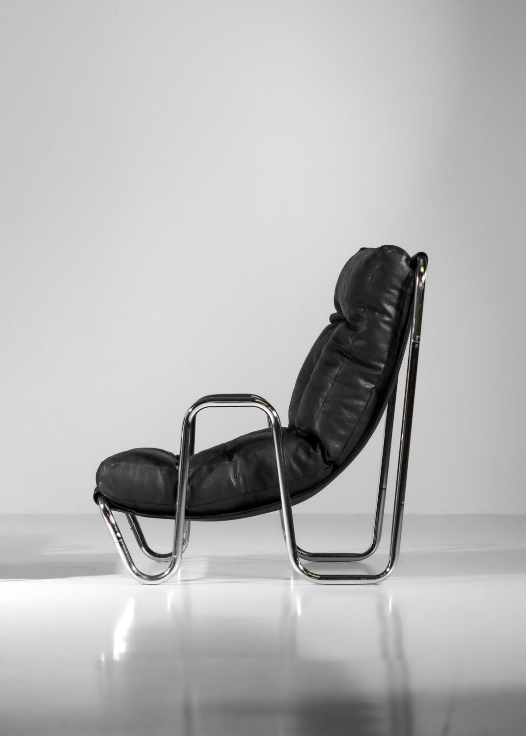 Pair of French armchairs from the 70s. Chrome-plated tubular steel frame, original black leather seats and backrests. Sober, highly original design. Beautiful vintage condition with leather patina. Traces of use and age on all the armchairs, noting