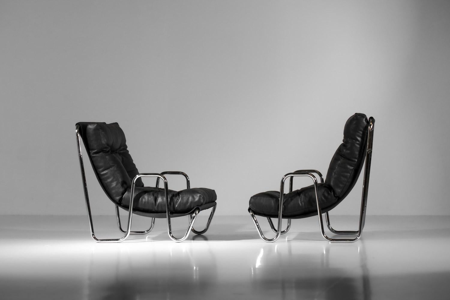 Mid-Century Modern Pair of 70s armchairs in chromed steel tubes and black leather design 1970 For Sale