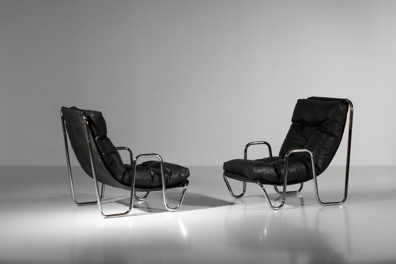 French Pair of 70s armchairs in chromed steel tubes and black leather design 1970 For Sale