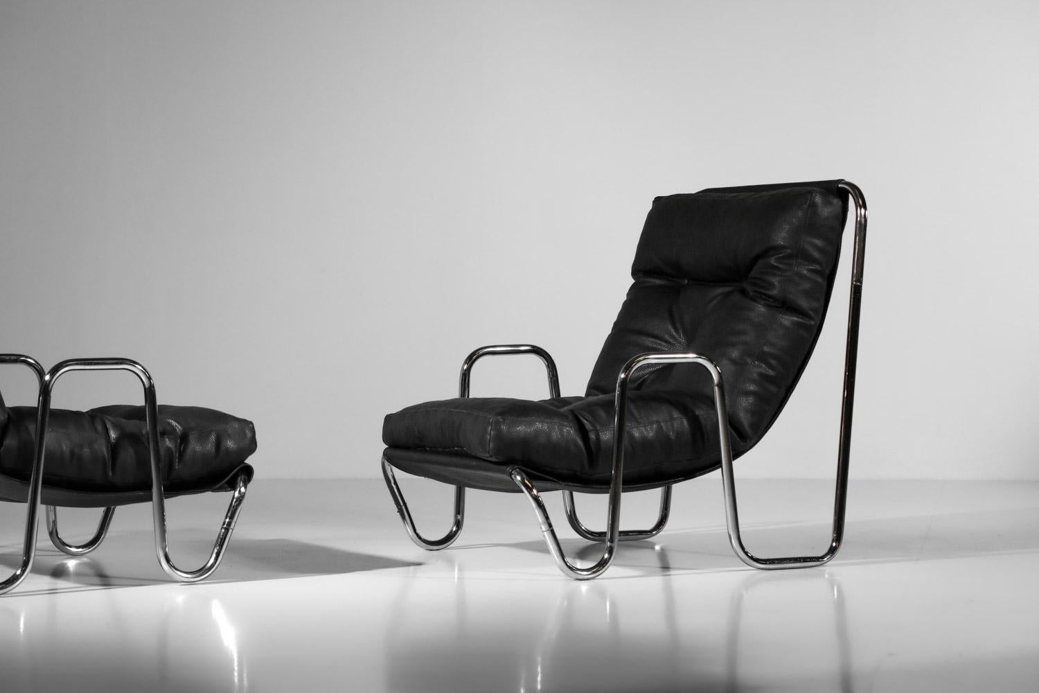 Pair of 70s armchairs in chromed steel tubes and black leather design 1970 In Good Condition For Sale In Ternay, Auvergne-Rhône-Alpes