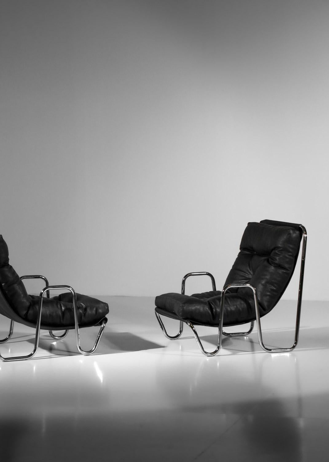 Late 20th Century Pair of 70s armchairs in chromed steel tubes and black leather design 1970 For Sale
