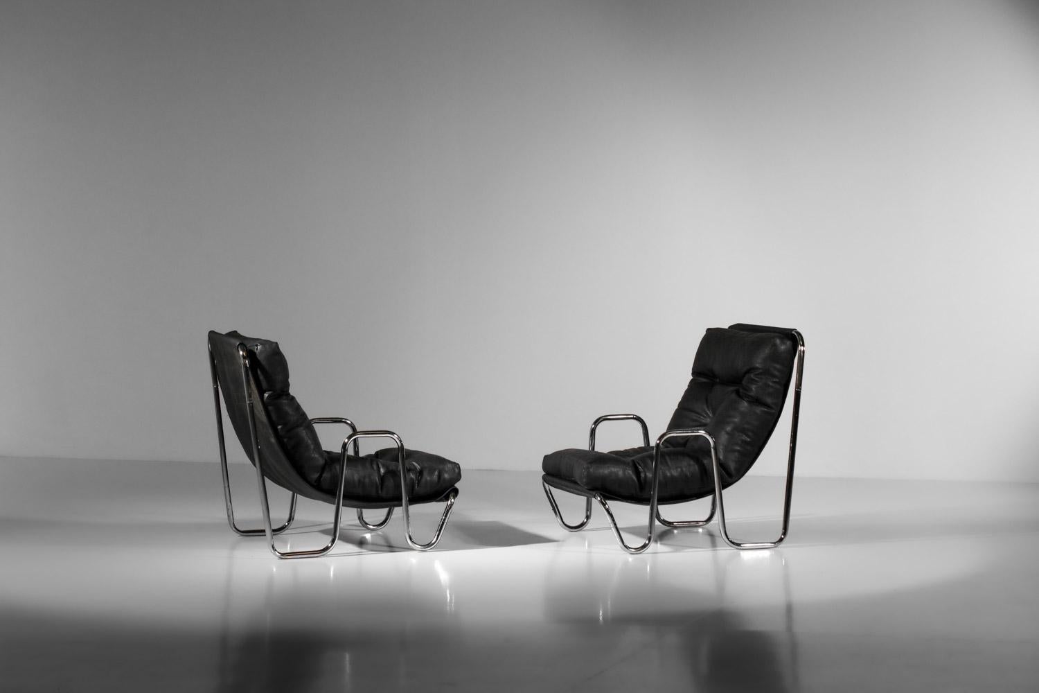 Leather Pair of 70s armchairs in chromed steel tubes and black leather design 1970 For Sale