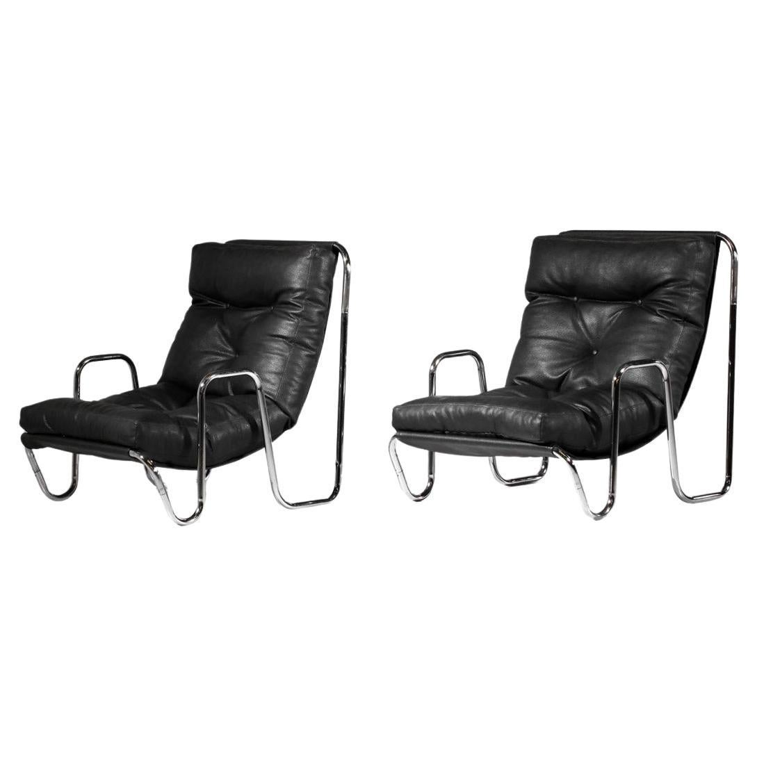 Pair of 70s armchairs in chromed steel tubes and black leather design 1970 For Sale