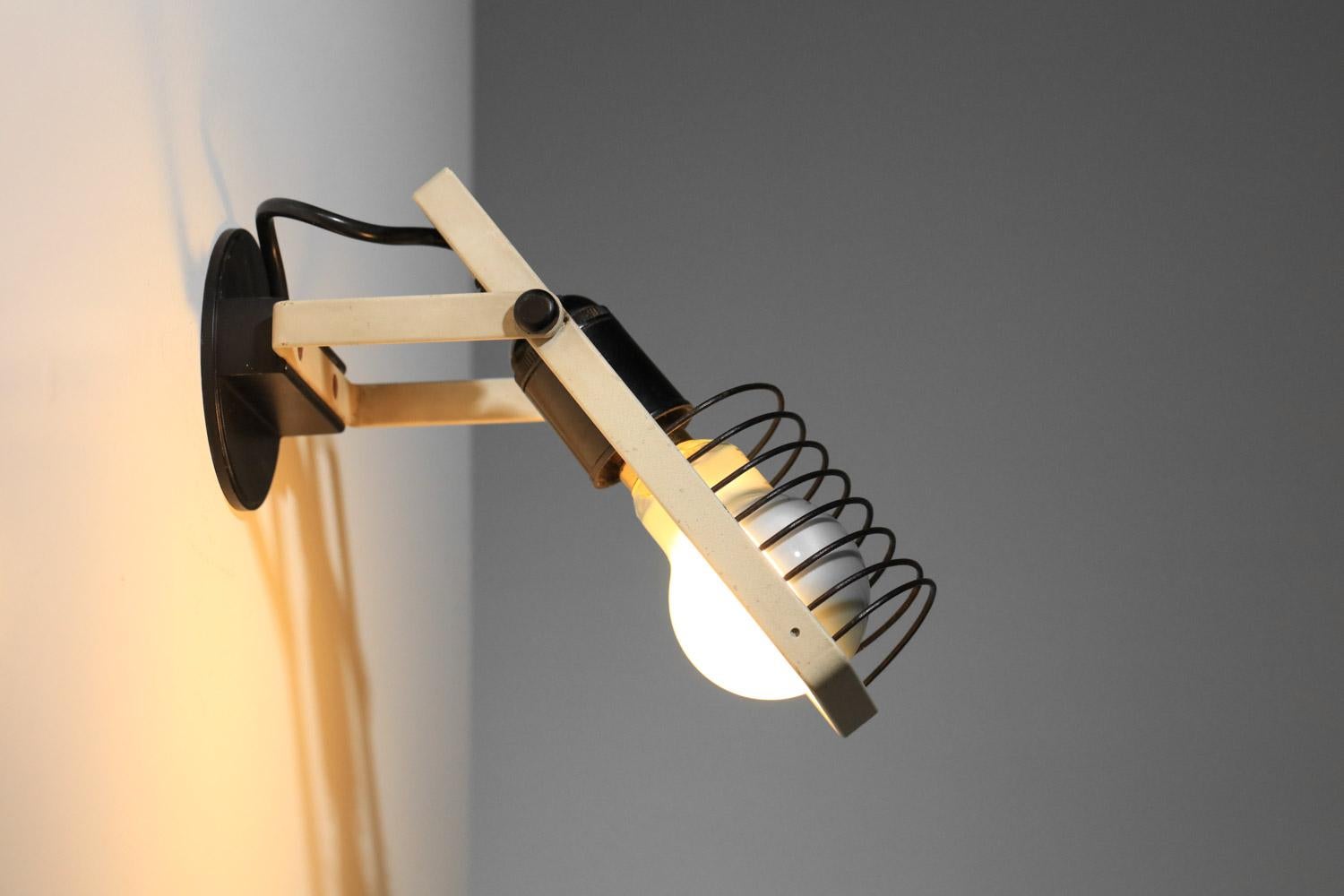 Ein Paar Wandleuchten aus den 60er Jahren, herausgegeben von Artemide vom italienischen Designer Sintesi Pinza für Ernesto Gismondi. Struktur aus beige und schwarz lackiertem Metall (Originalfarbe). Nüchternes, originelles Design. Schöner
