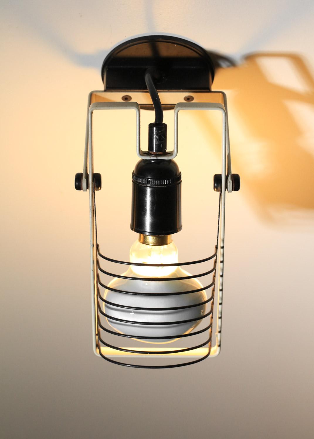 Paar 70er Jahre Artemide beige italienische Wandleuchten (Italienisch) im Angebot