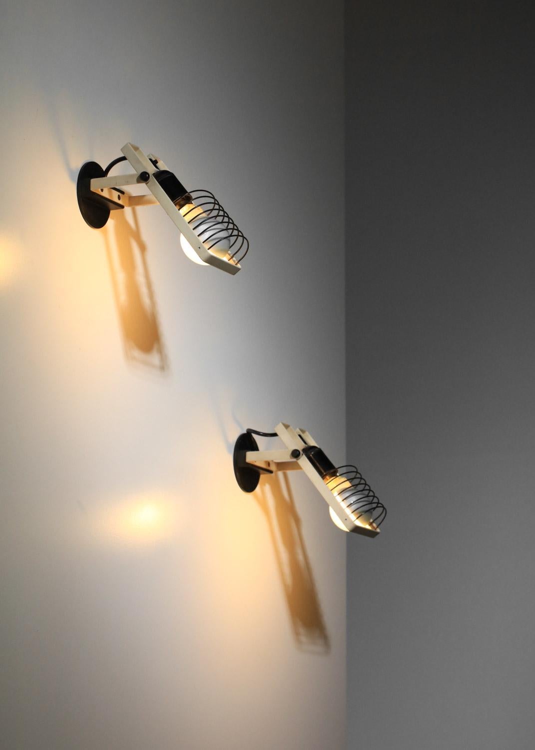 Paar 70er Jahre Artemide beige italienische Wandleuchten (Lackiert) im Angebot