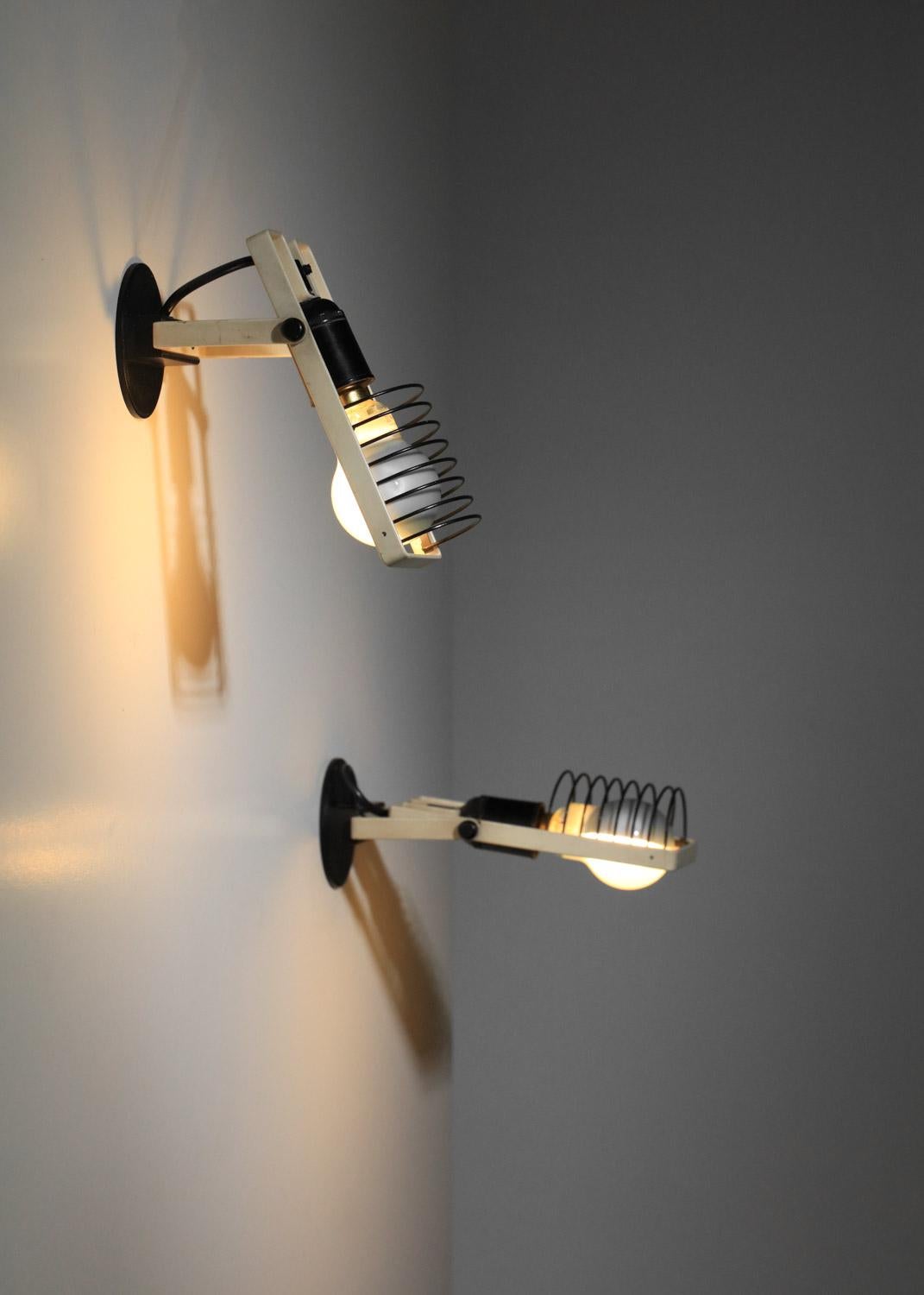 Paar 70er Jahre Artemide beige italienische Wandleuchten (Metall) im Angebot