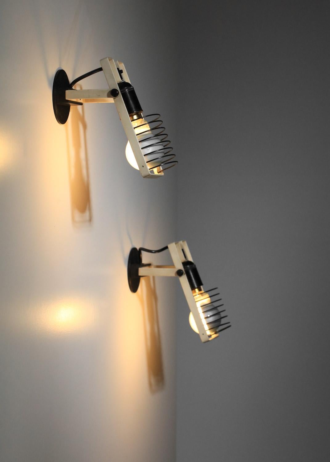 Paar 70er Jahre Artemide beige italienische Wandleuchten im Angebot 1