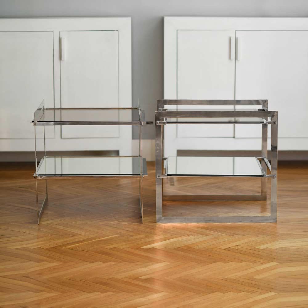 Paire de tables basses en acier avec étagère inférieure en verre miroir des années 1970.
Fabrication italienne des années 1970.