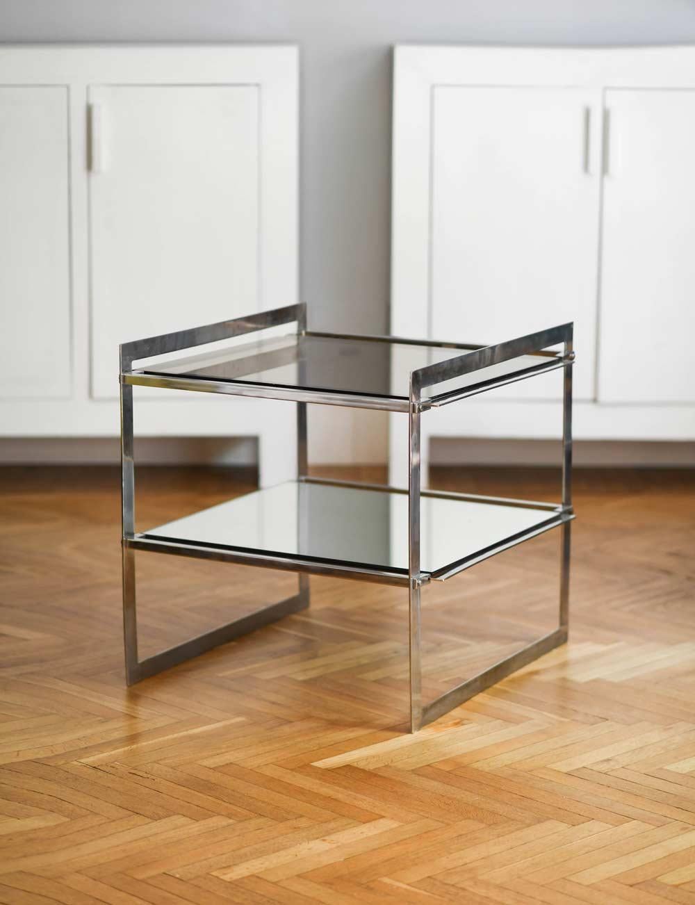 Paire de tables basses en acier avec plateau inférieur en verre miroir des années 1970.
Fabrication italienne des années 1970.