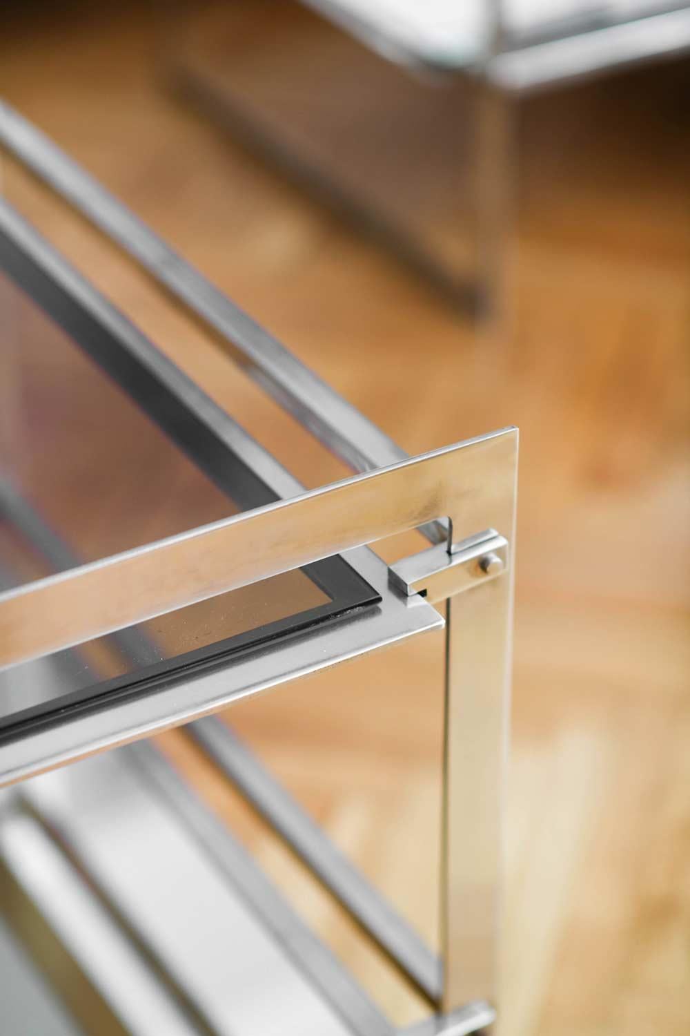 Acier Paire de tables basses des années 70 en acier et verre en vente