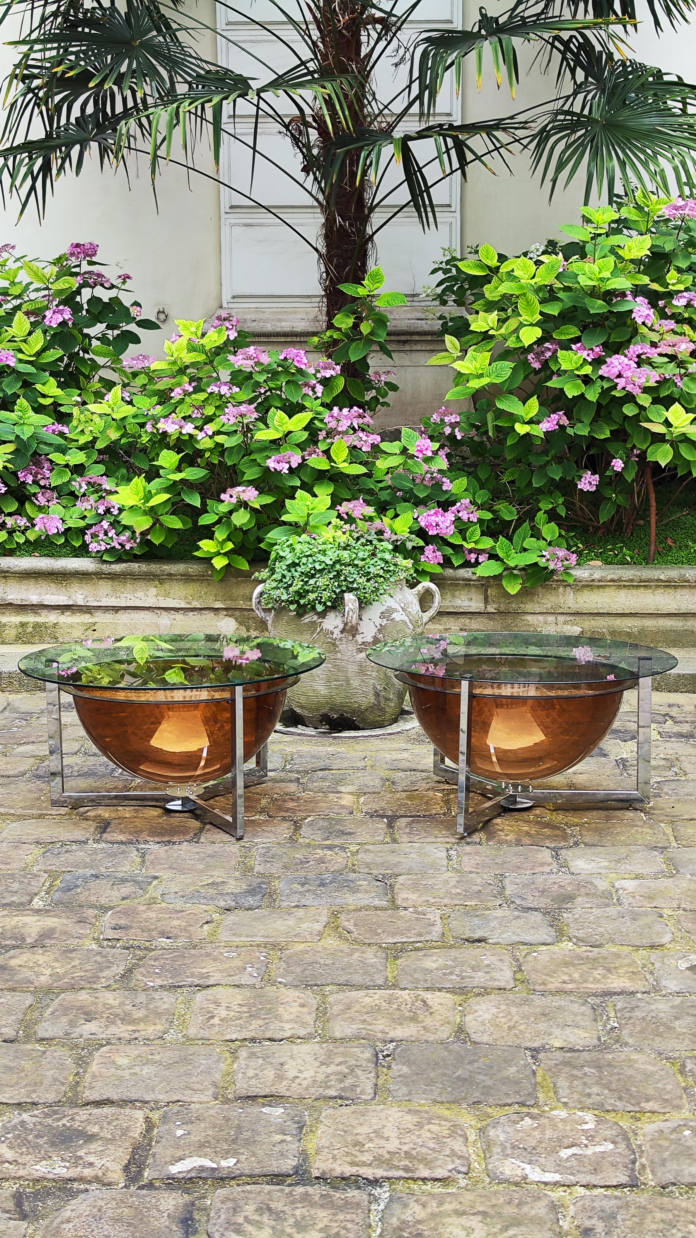 Rare and pretty pair of coffee tables from the 70s.
.
France.
.
Steel structures, smoked Plexiglas basins, round glass tops.
.
Dimensions :
Height : 42cm
Diameter of a tray : 85 cm
.
The three elements separate very easily.
.
Micro scratches from