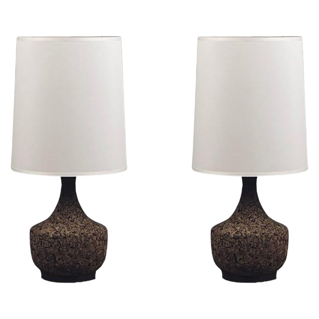 Paire de lampes en liège et noyer des années 70 avec abat-jour en lin