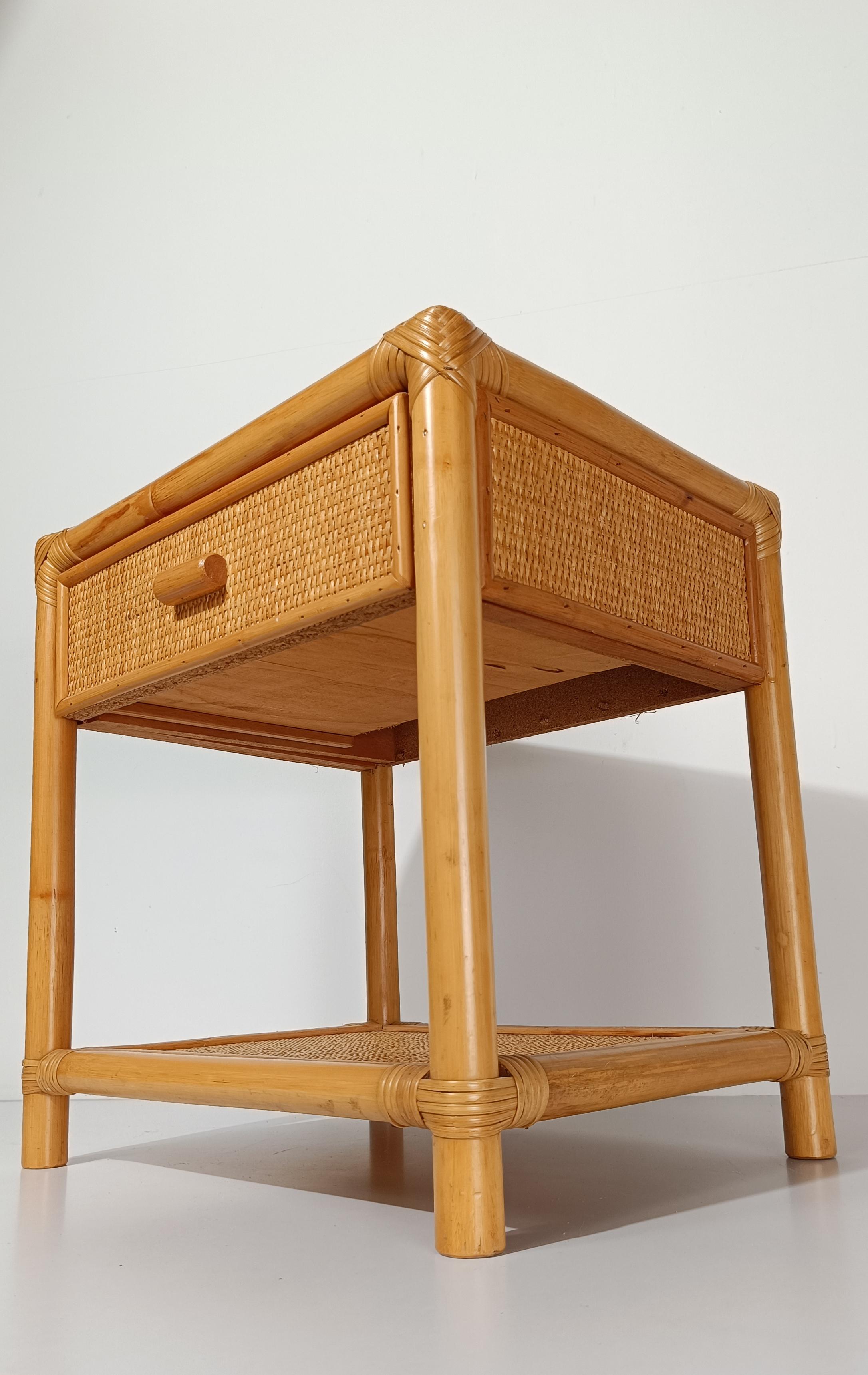 I am offering for sale a pair of vintage nightstands made in Italy dating back to the mid-70s and 80s.
Both equipped with a drawer and a lower shelf, they have an essential, stable and solid structure in fir wood, plywood and thick bamboo canes that