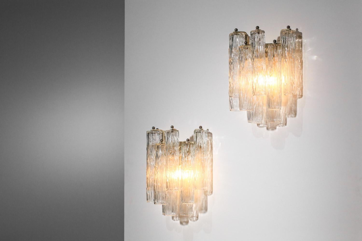 Mid-Century Modern pair of 70s Italian wall lights in venini style transparent murano glass  For Sale