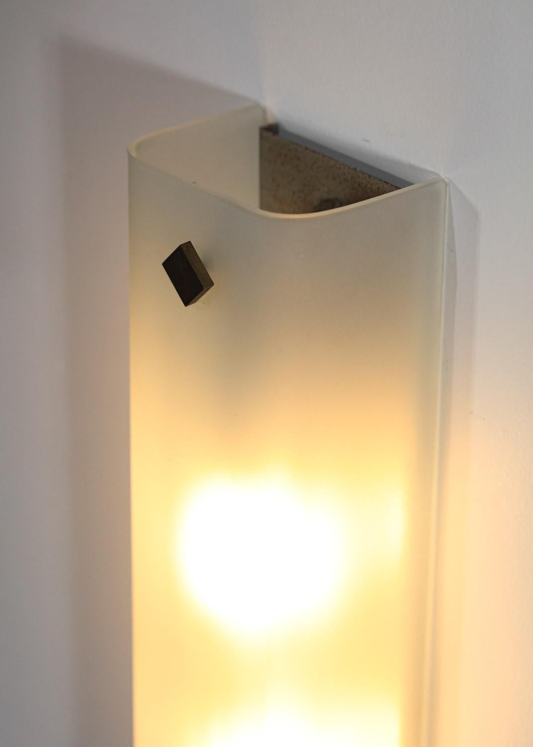 Mid-Century Modern pair of 70's modernist-style frosted glass italian sconces For Sale